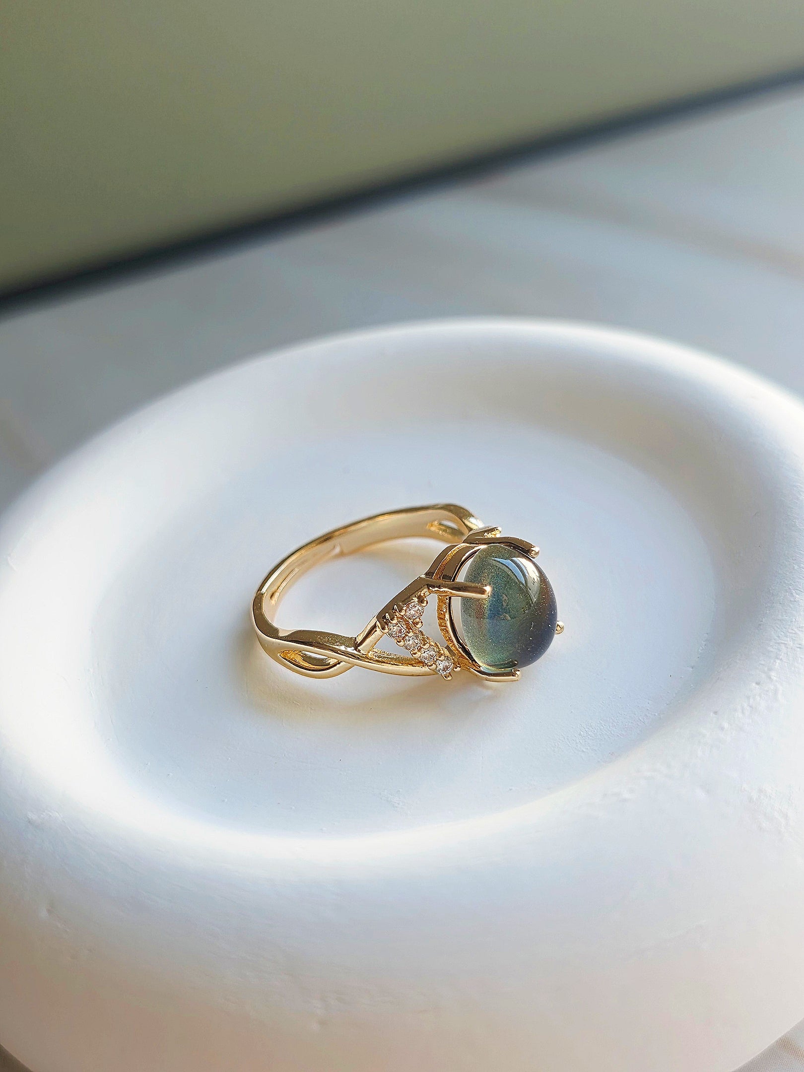Retro-inspired mood ring with a large color-changing stone and gold-plated finish.