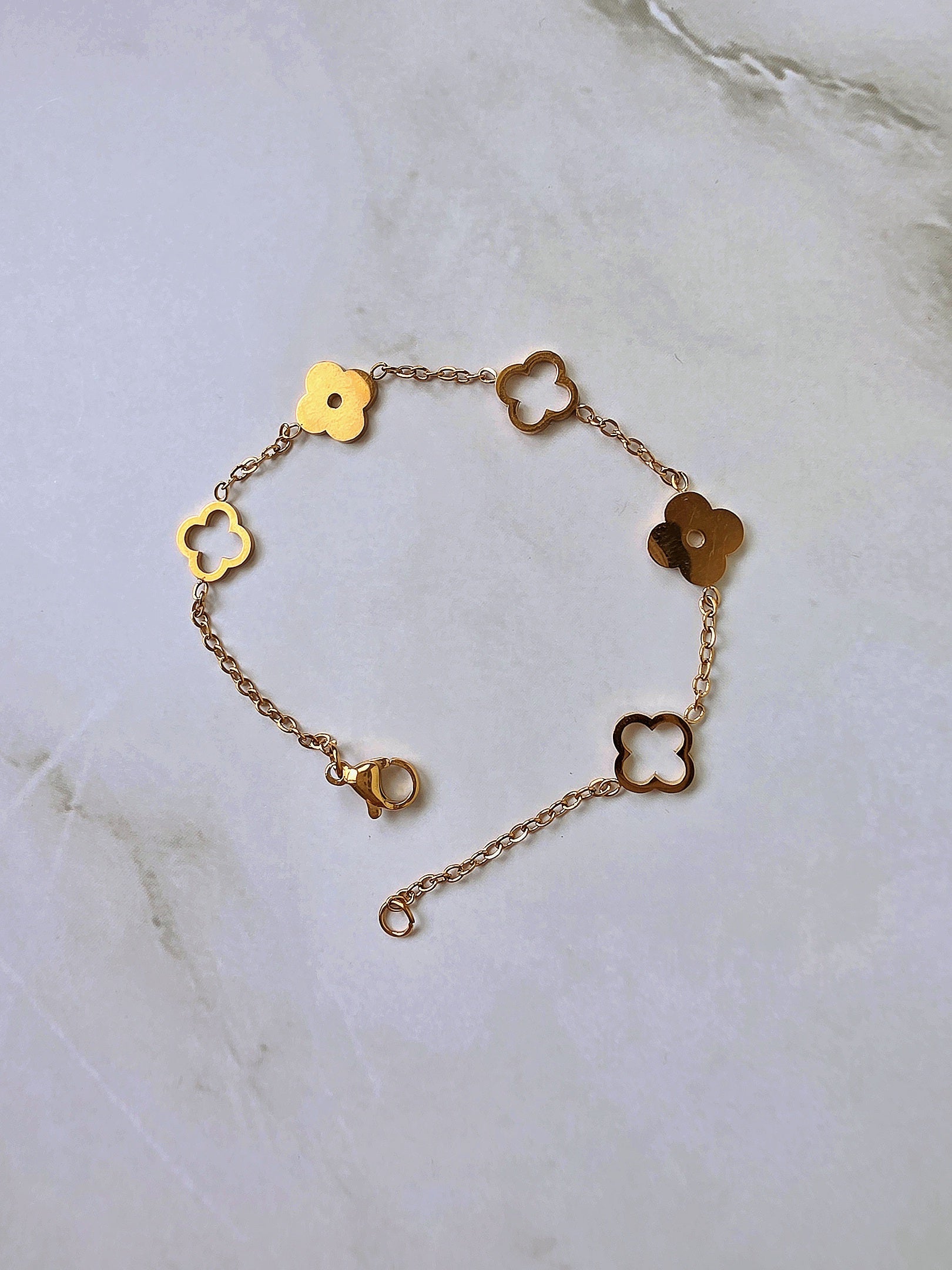 18K gold-plated clover bracelet with a delicate adjustable chain.