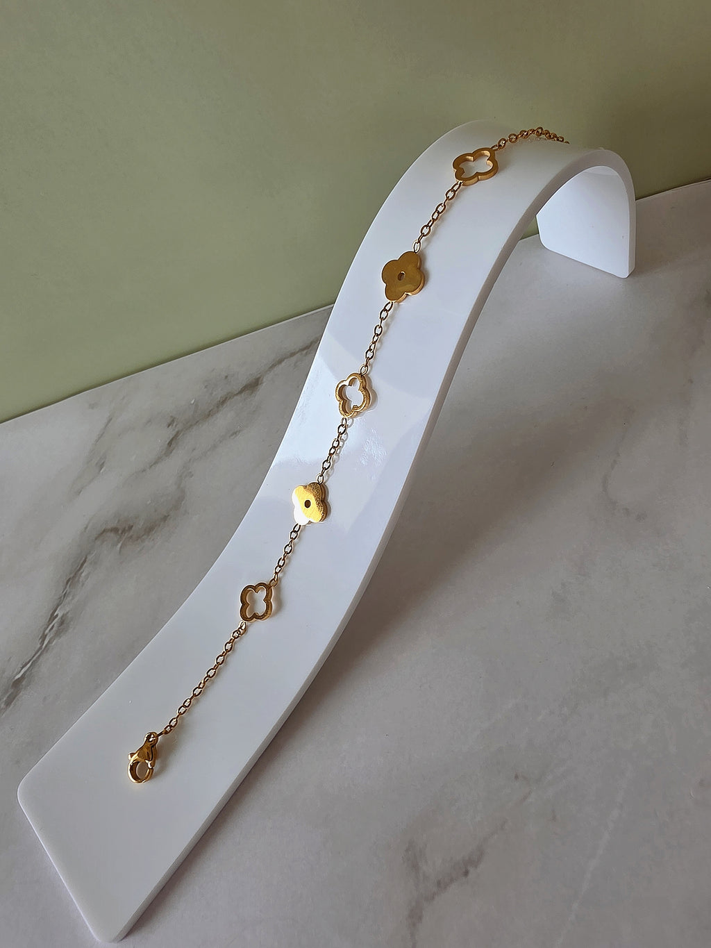 Lucky four-leaf clover bracelet crafted with an 18K gold-plated finish.