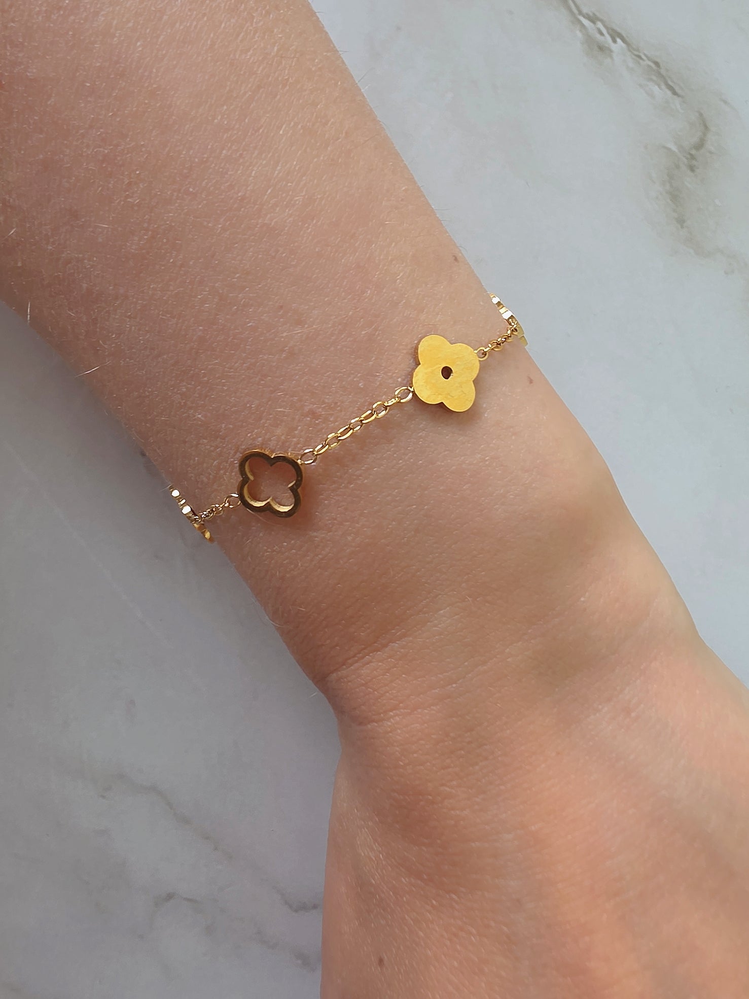 Elegant four-leaf clover bracelet in 18K gold plating.