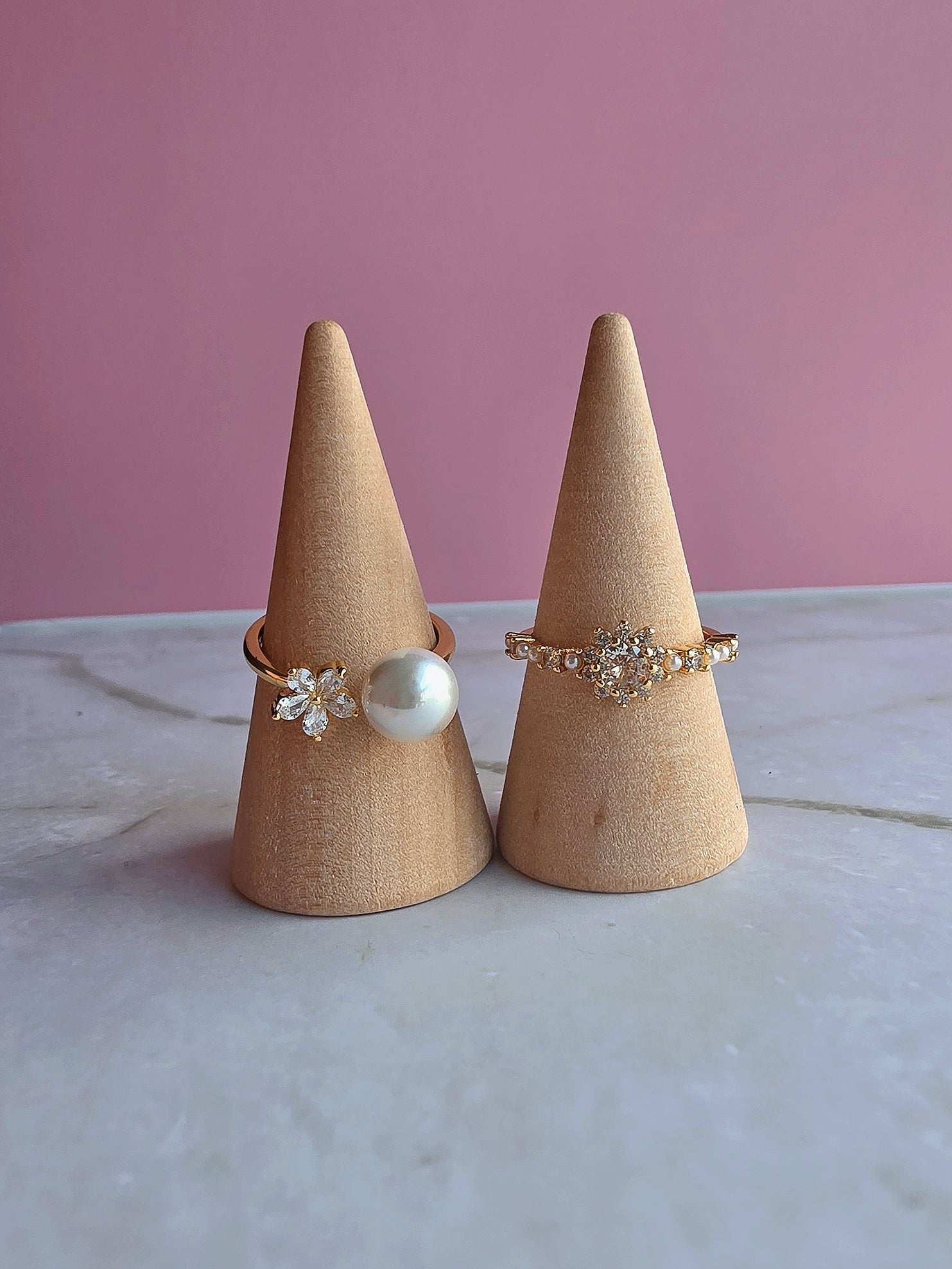 Gold-plated waterproof toe ring set with elegant pearl and floral details.