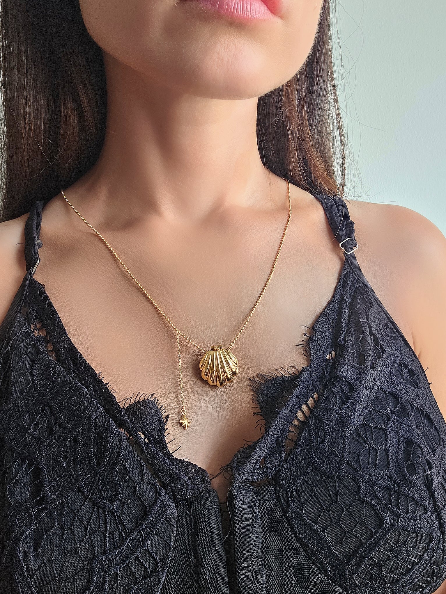 Beach-inspired seashell pendant necklace featuring a freshwater-style pearl accent.
