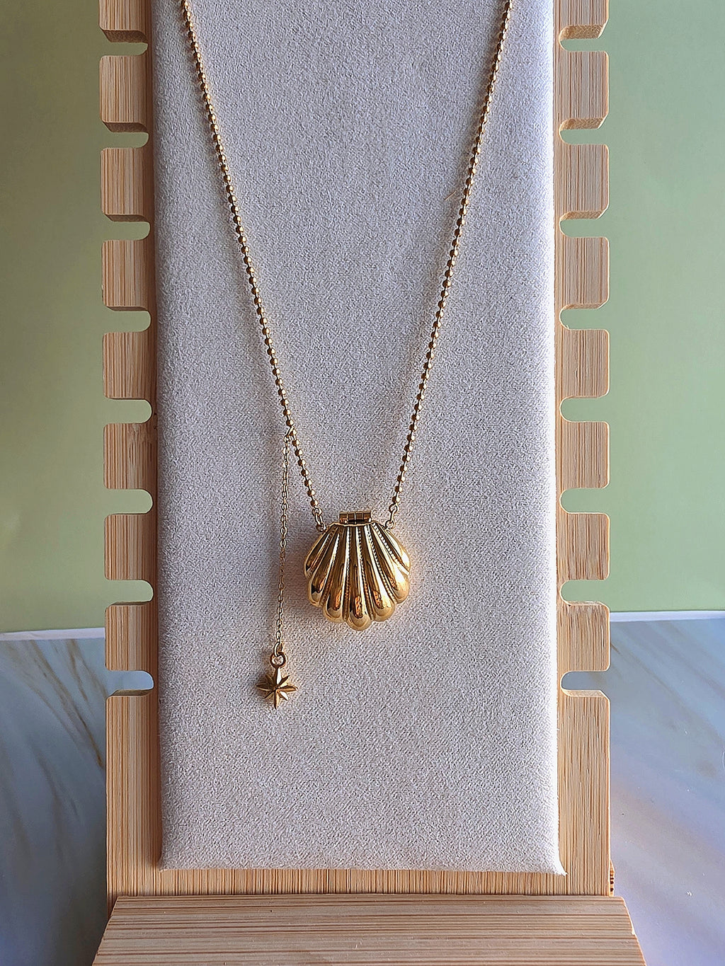 Minimalist 18K gold-plated seashell necklace with a pearl pendant.