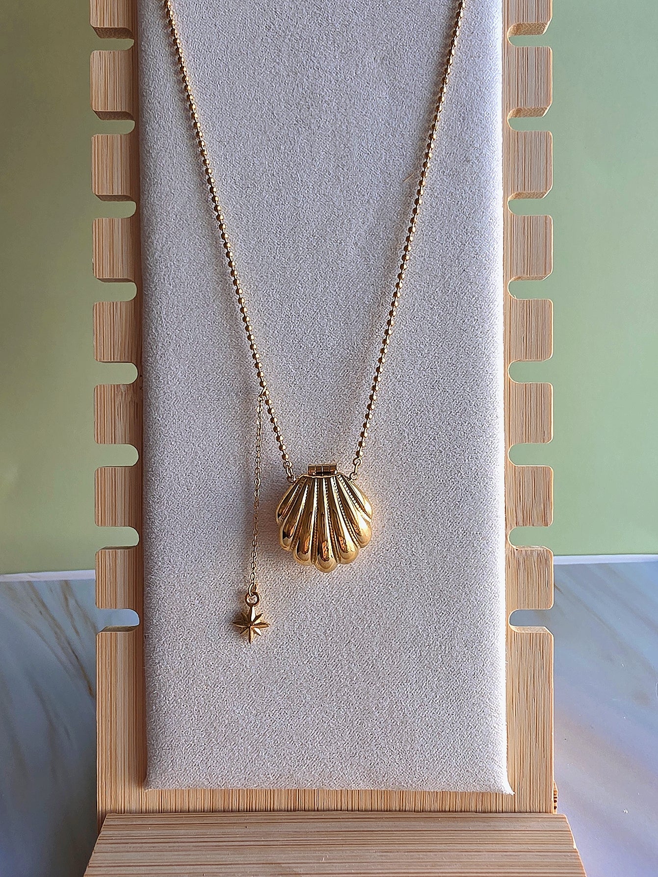 Minimalist 18K gold-plated seashell necklace with a pearl pendant.