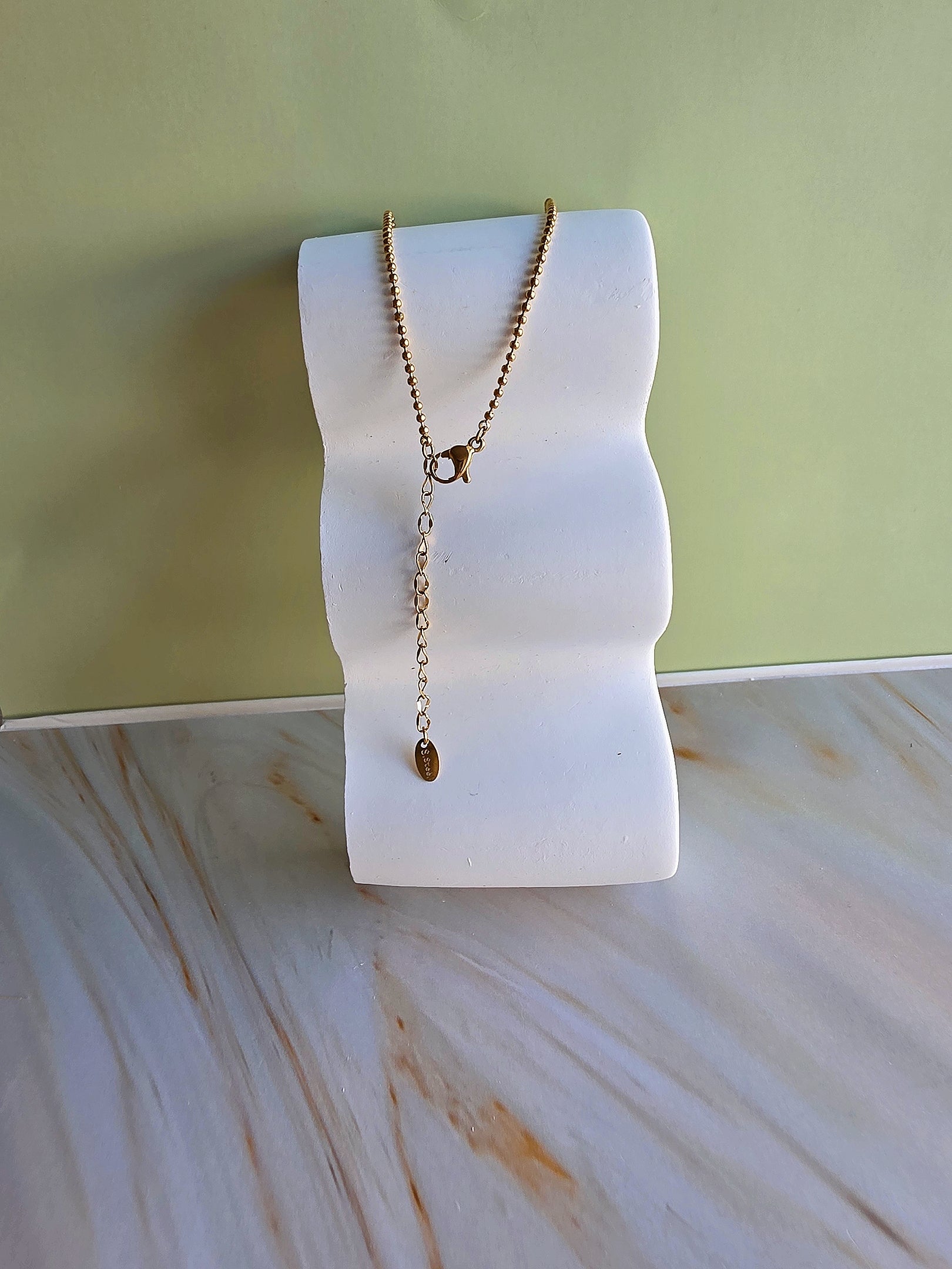 Stainless steel seashell pendant necklace with an elegant 18K gold-plated finish.
