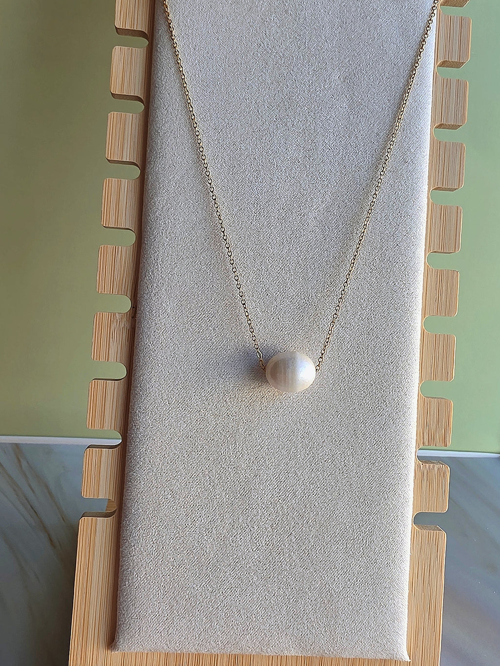 Minimalist freshwater pearl jewelry, ideal as a birthday, bridal, or anniversary gift.