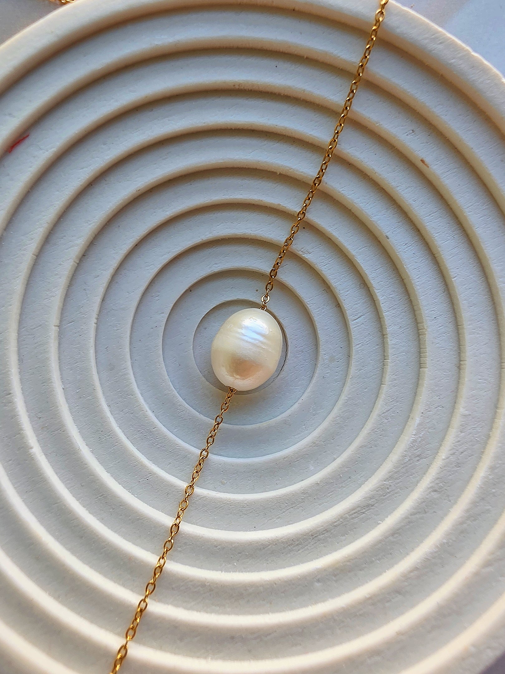Women's waterproof freshwater pearl pendant necklace with a delicate gold chain.