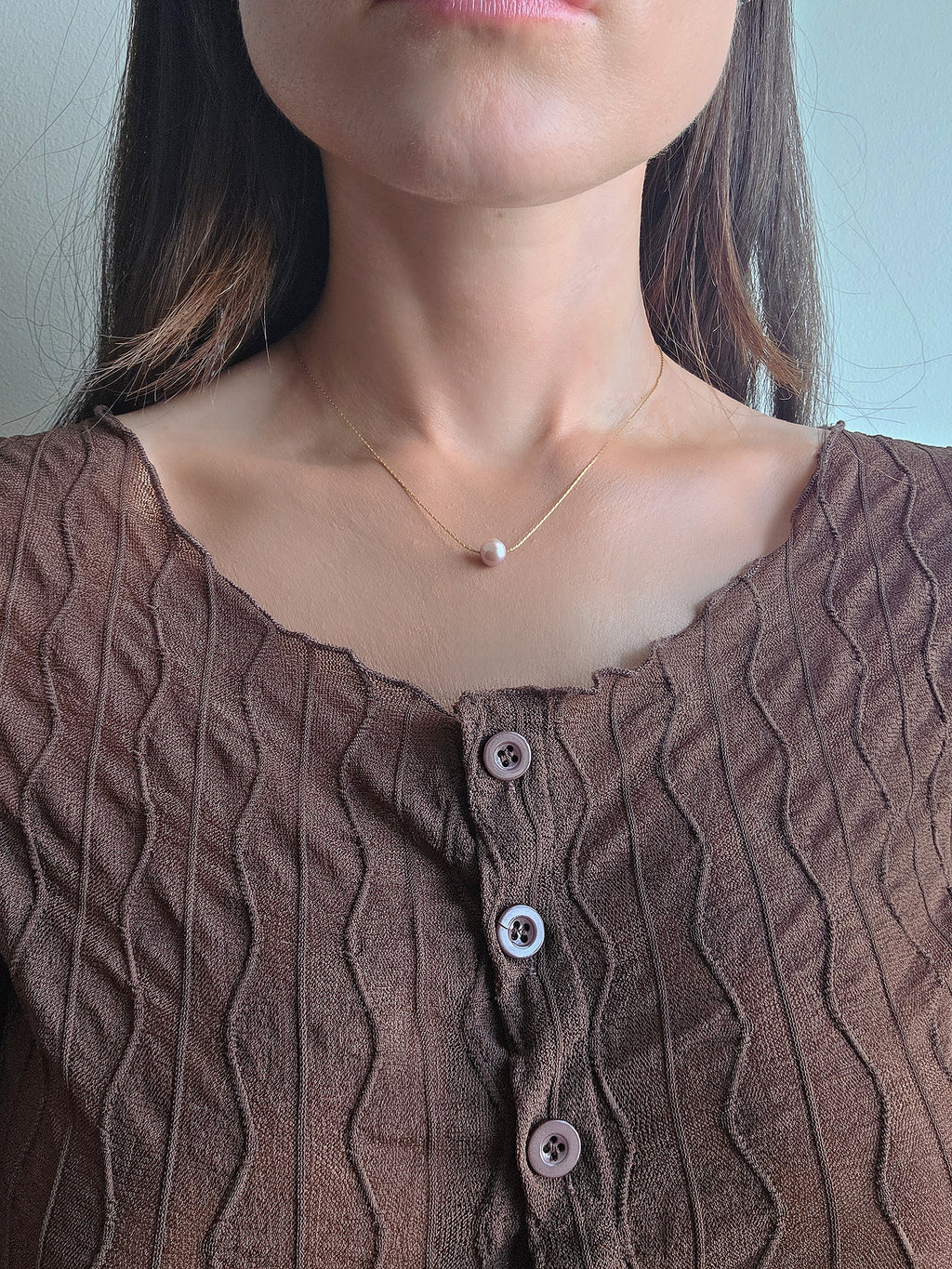 Minimalist single pearl choker necklace with 18K gold plating.
