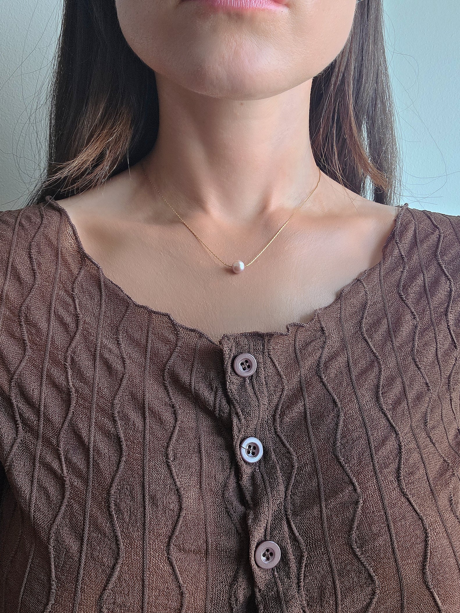 Minimalist single pearl choker necklace with 18K gold plating.