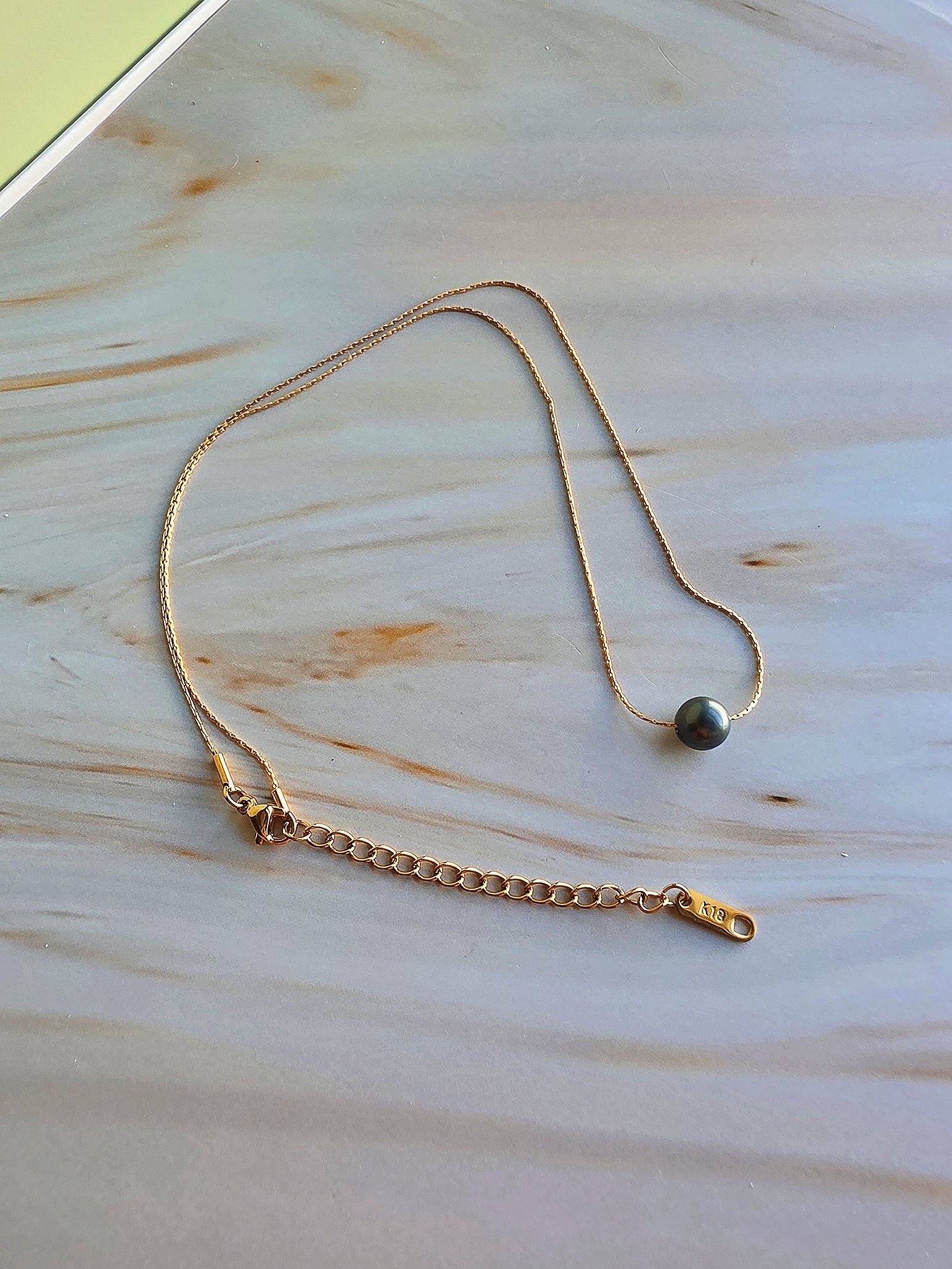 Elegant freshwater pearl pendant choker for everyday wear and layering.