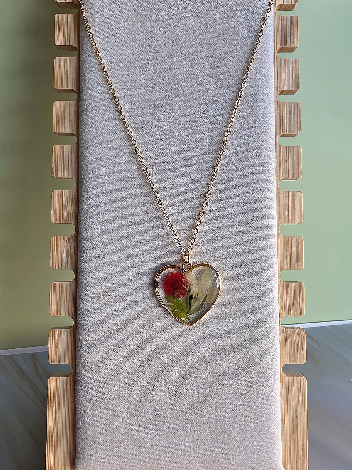 Heart-shaped dried flower resin necklace.