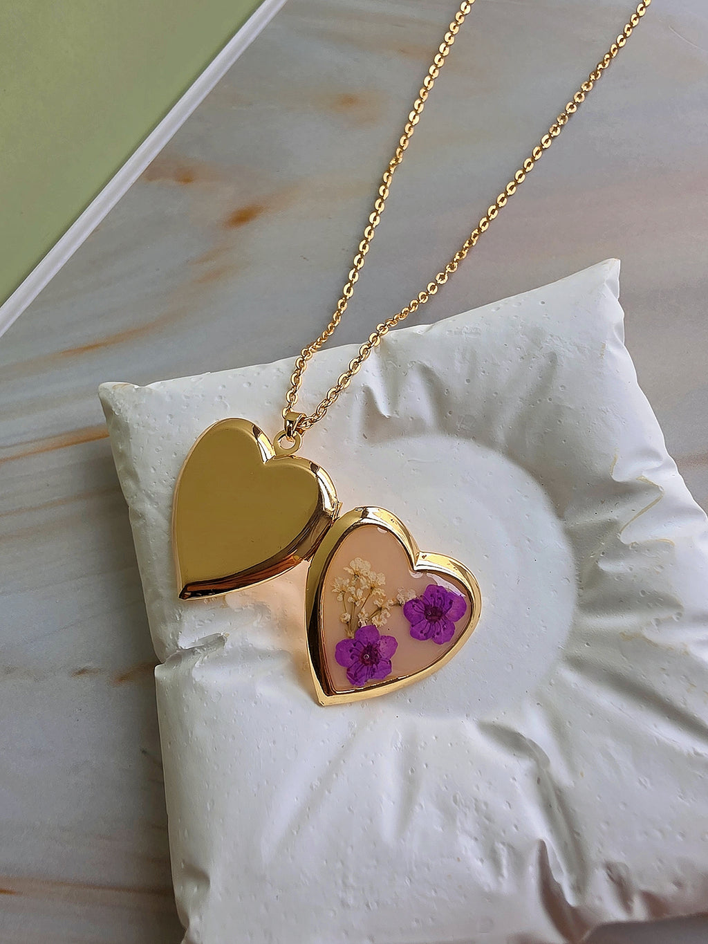18K gold-plated heart locket featuring genuine preserved flowers.