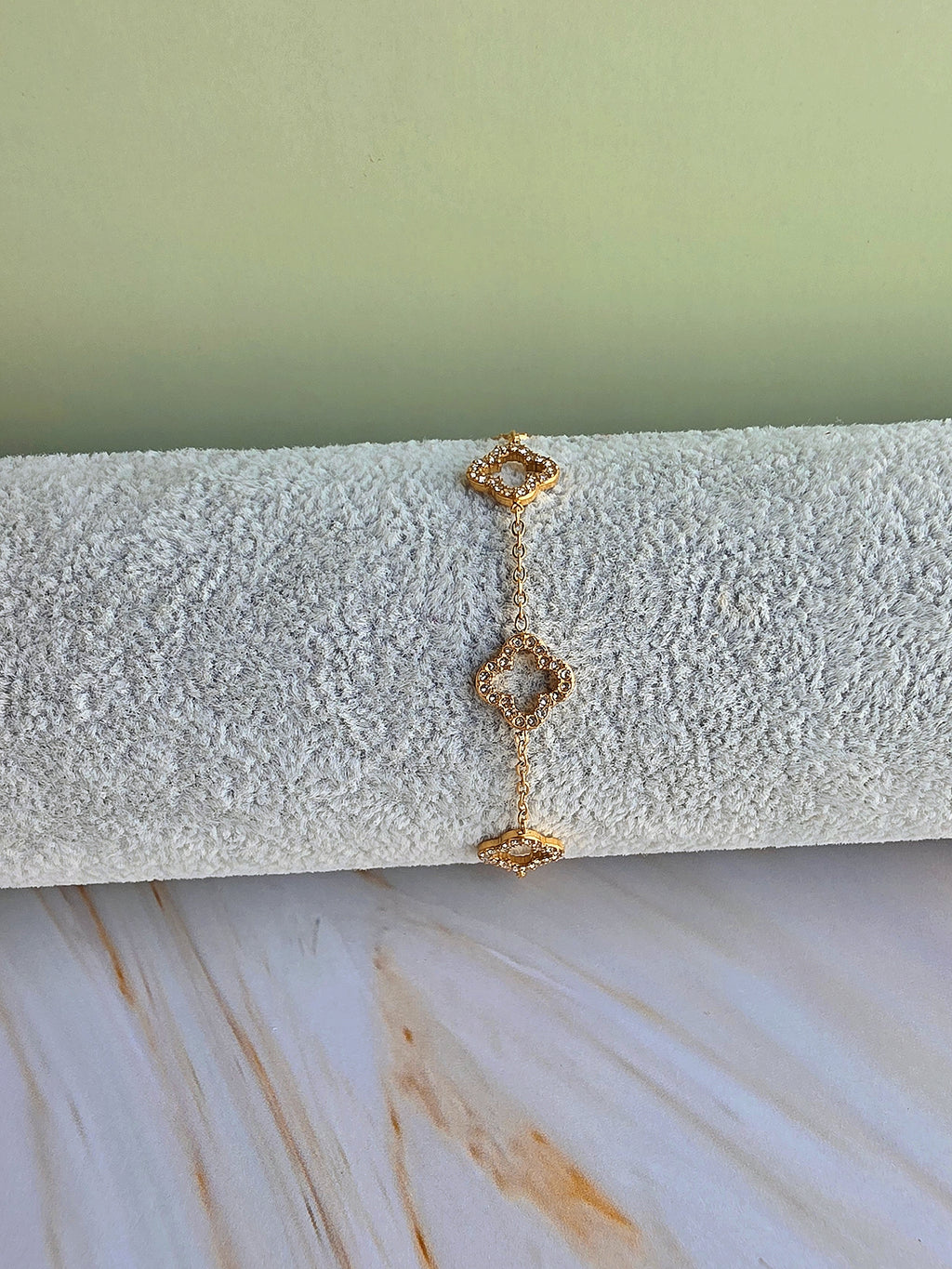 Minimalist clover charm bracelet in gold and silver for everyday wear.