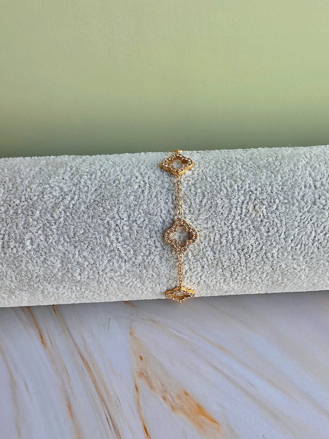 Minimalist clover charm bracelet in gold and silver for everyday wear.