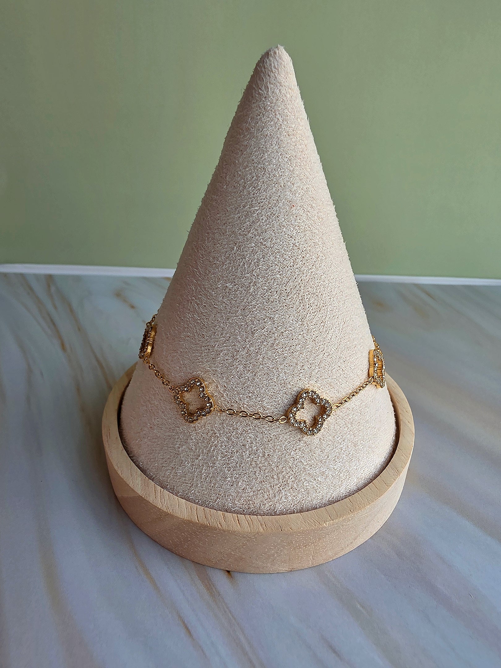 Lucky clover bracelet with a durable non-tarnish finish, perfect for gifting.