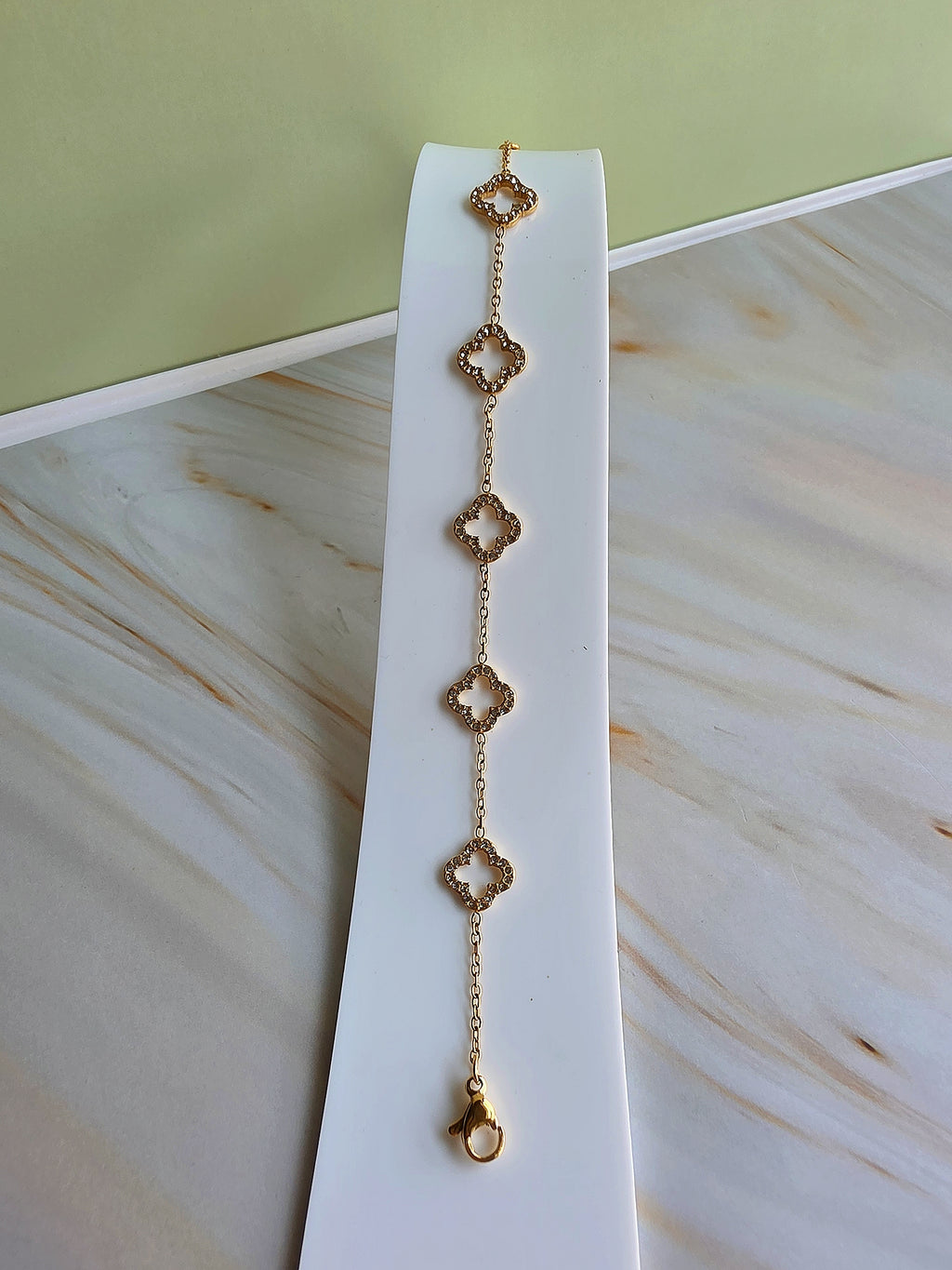 Elegant 18K gold-plated four leaf clover bracelet with an adjustable fit.