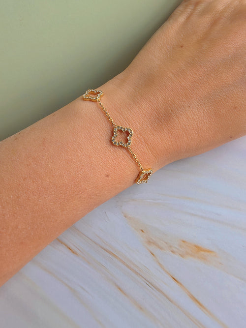 Adjustable four leaf clover bracelet with a polished 18K gold-plated chain.