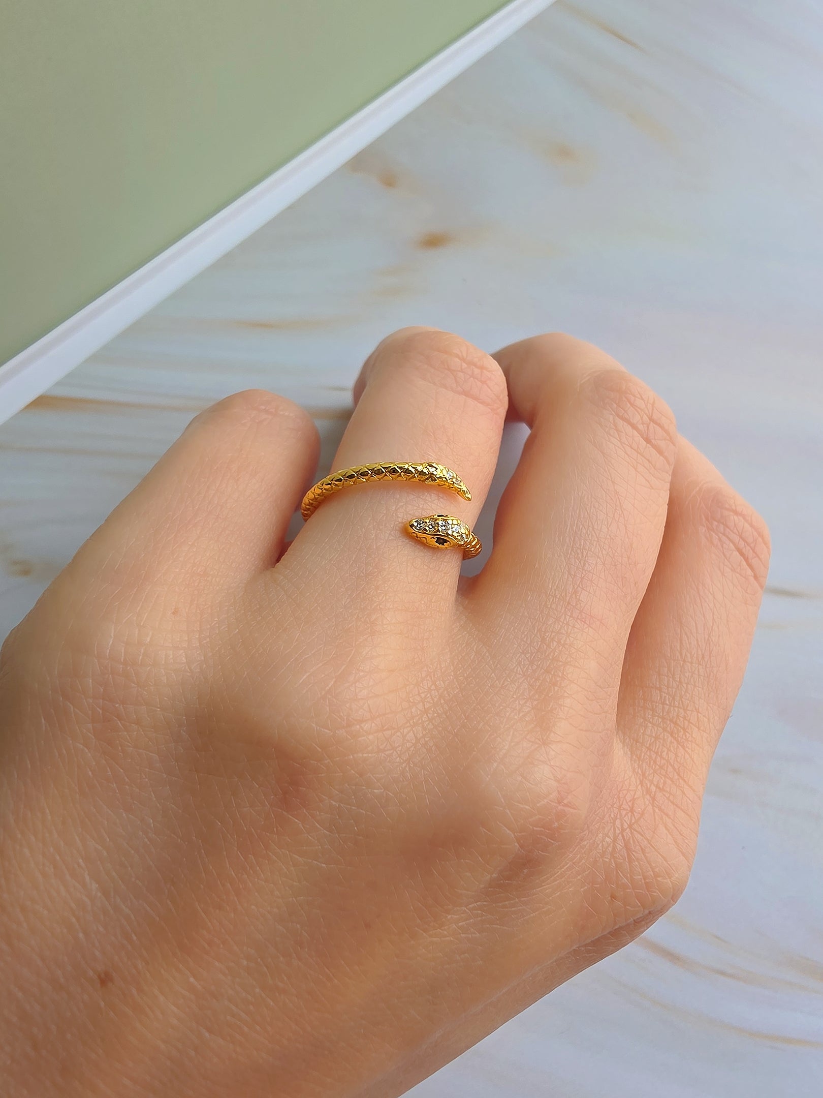 Adjustable snake ring in gold and silver for everyday wear and stacking.
