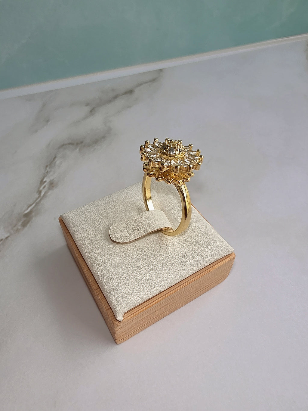 Women's flower spinner ring featuring an elegant adjustable open band.