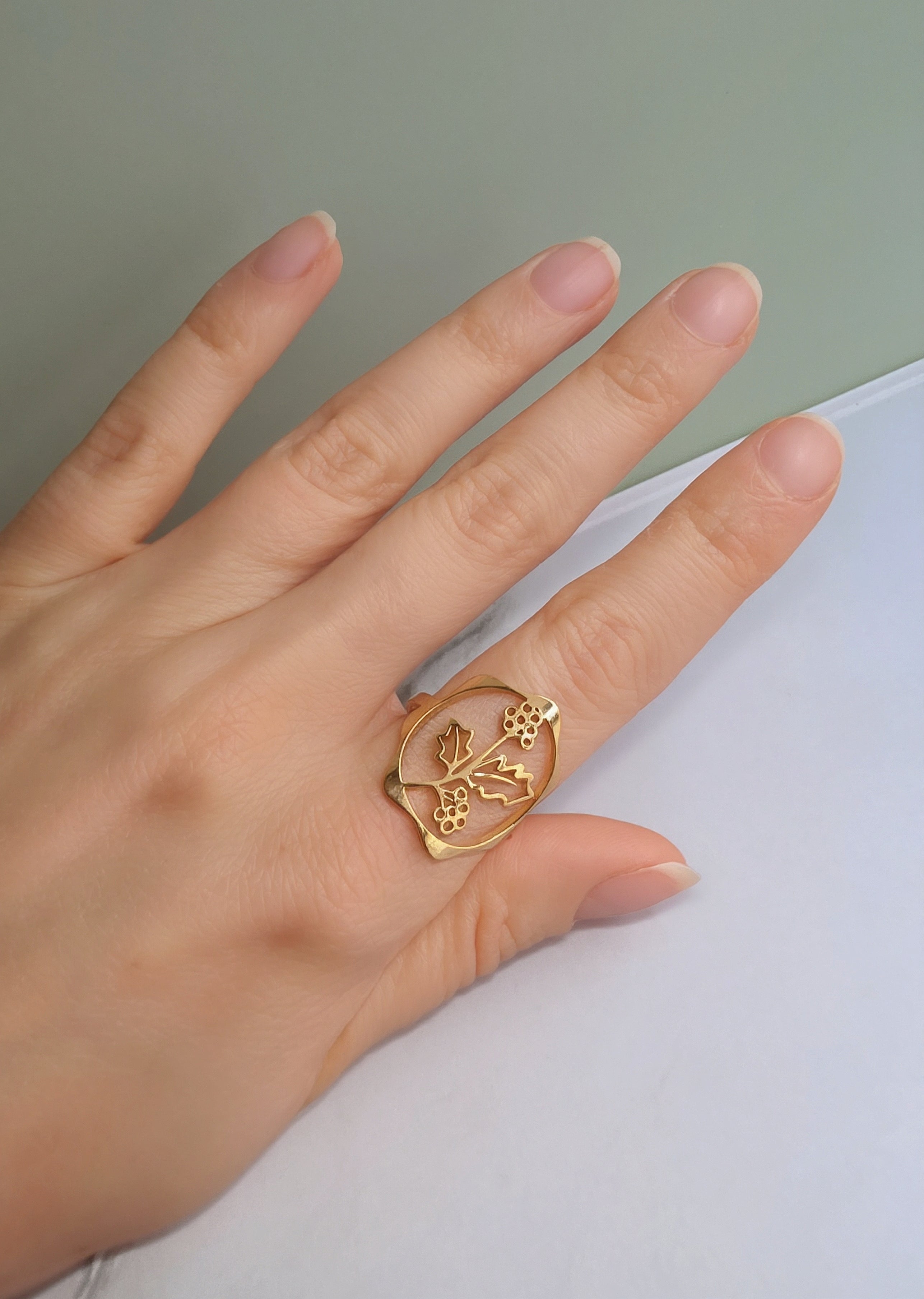 Adjustable stainless steel birth flower ring with an elegant chunky design.