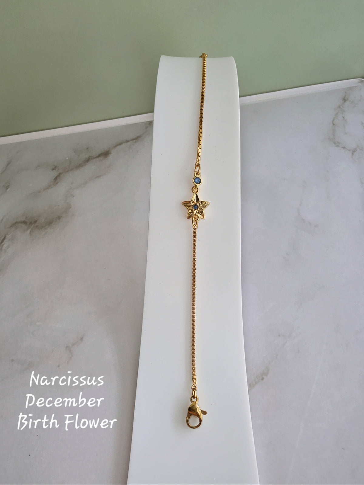 14K gold-plated birth flower bracelet with a matching birthstone, perfect for birthdays, everyday wear, and thoughtful gifts.