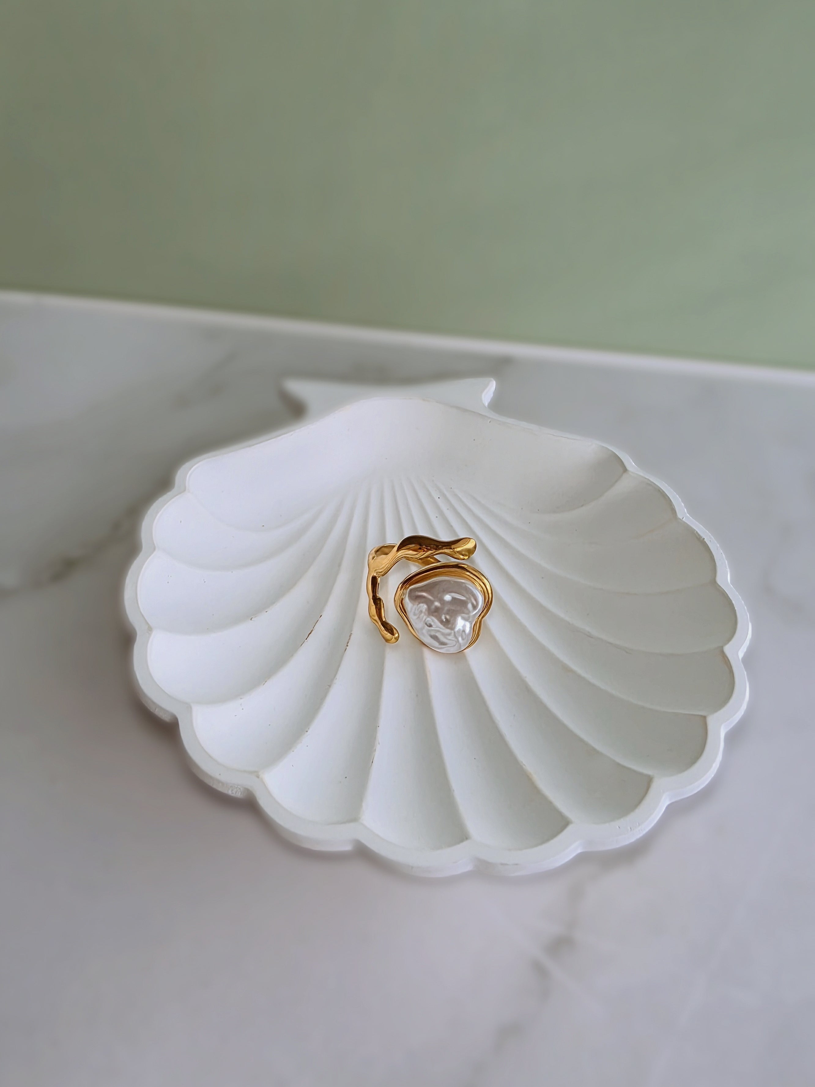 Modern statement ring with a heart-shaped baroque-style pearl.