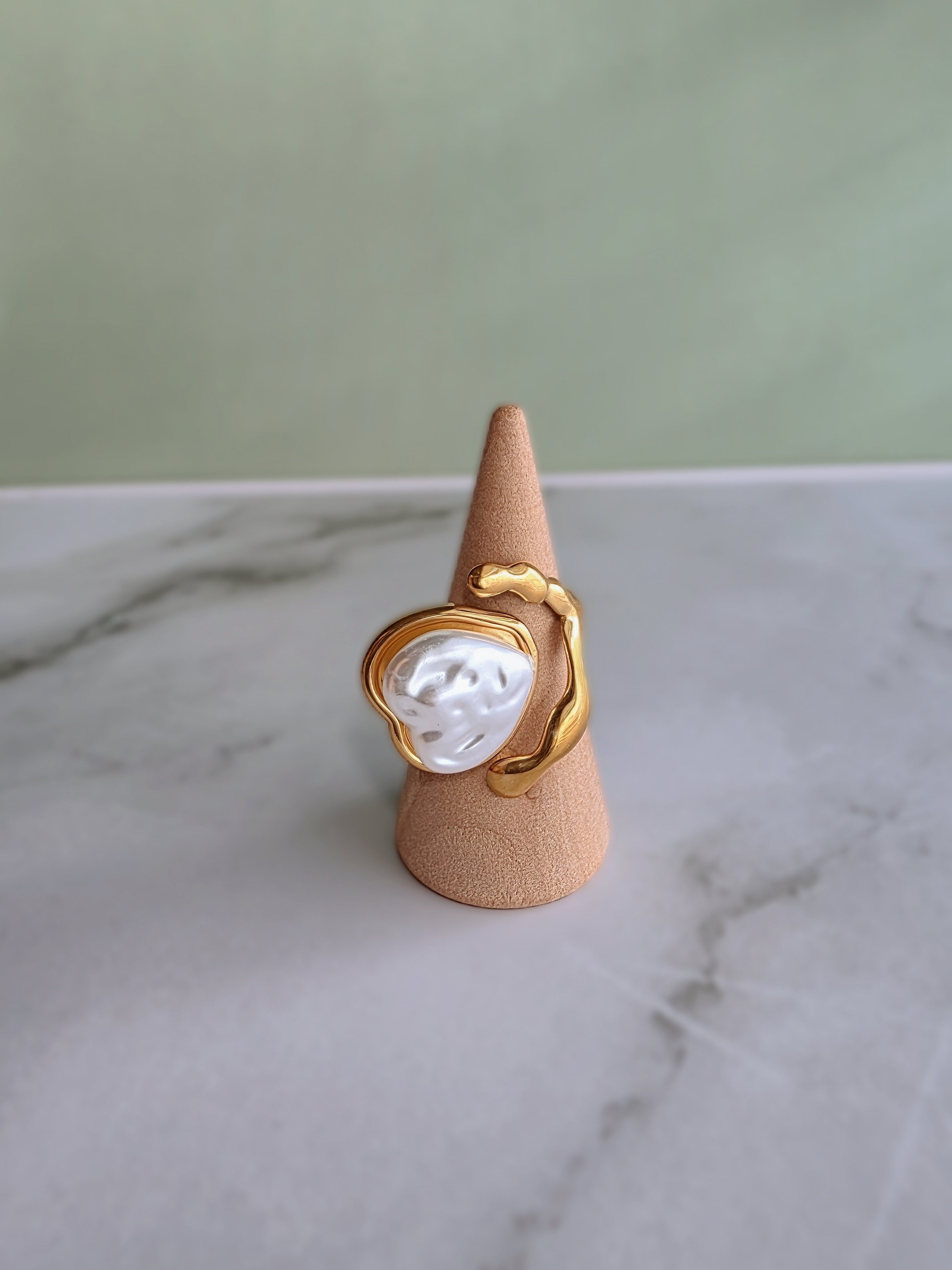 18K gold-plated molten heart ring featuring a baroque-style pearl.