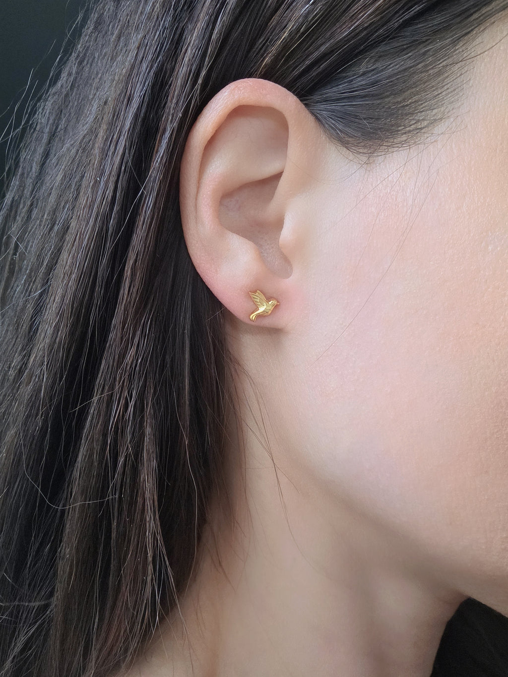 Elegant hummingbird bird stud earrings in 925 sterling silver.