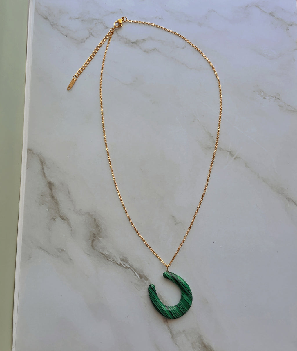 18K gold-plated necklace featuring a polished malachite horseshoe pendant.