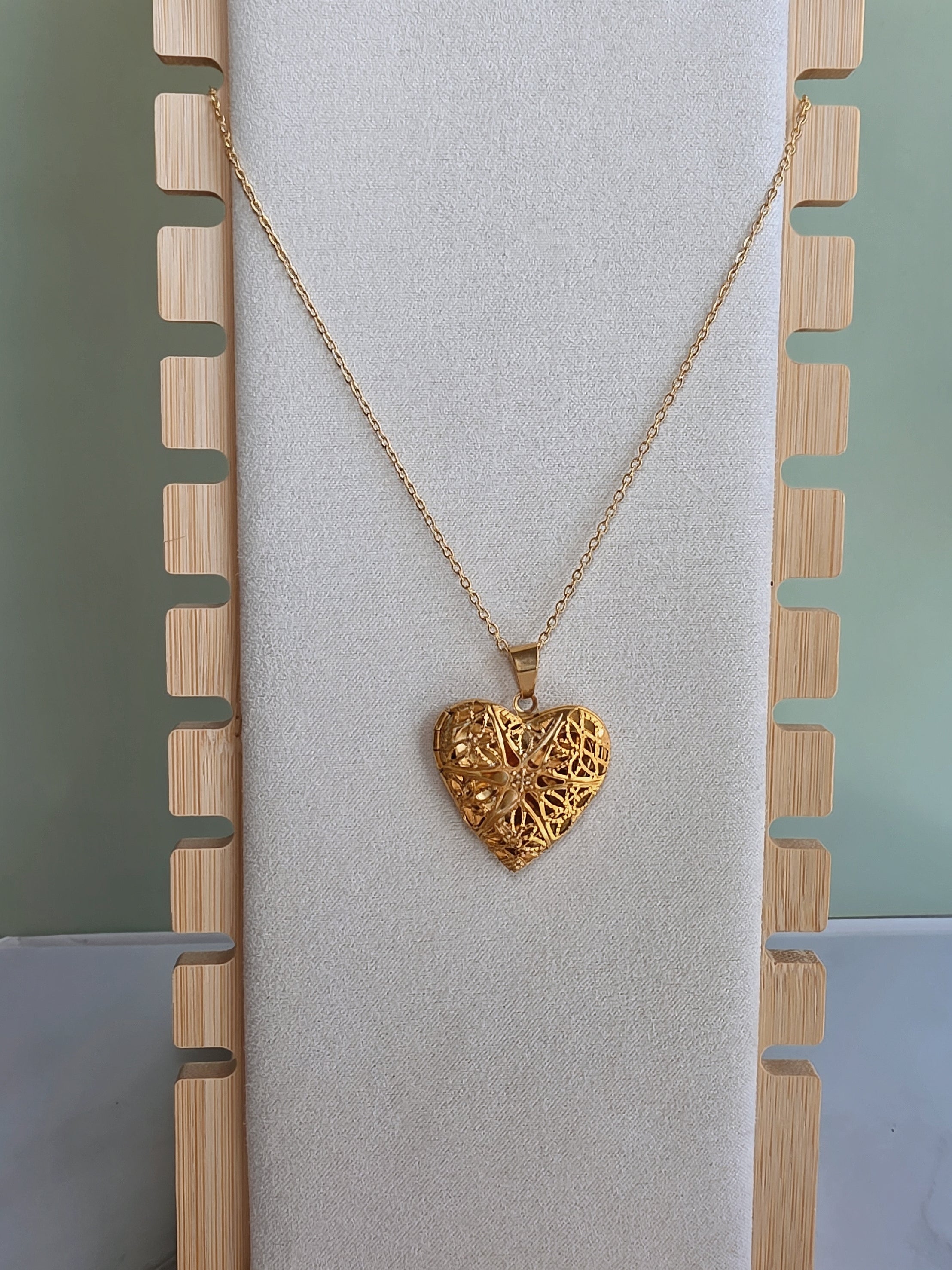 Heart Locket Necklace 18K Gold Plated Keepsake Pendant Gift for Her