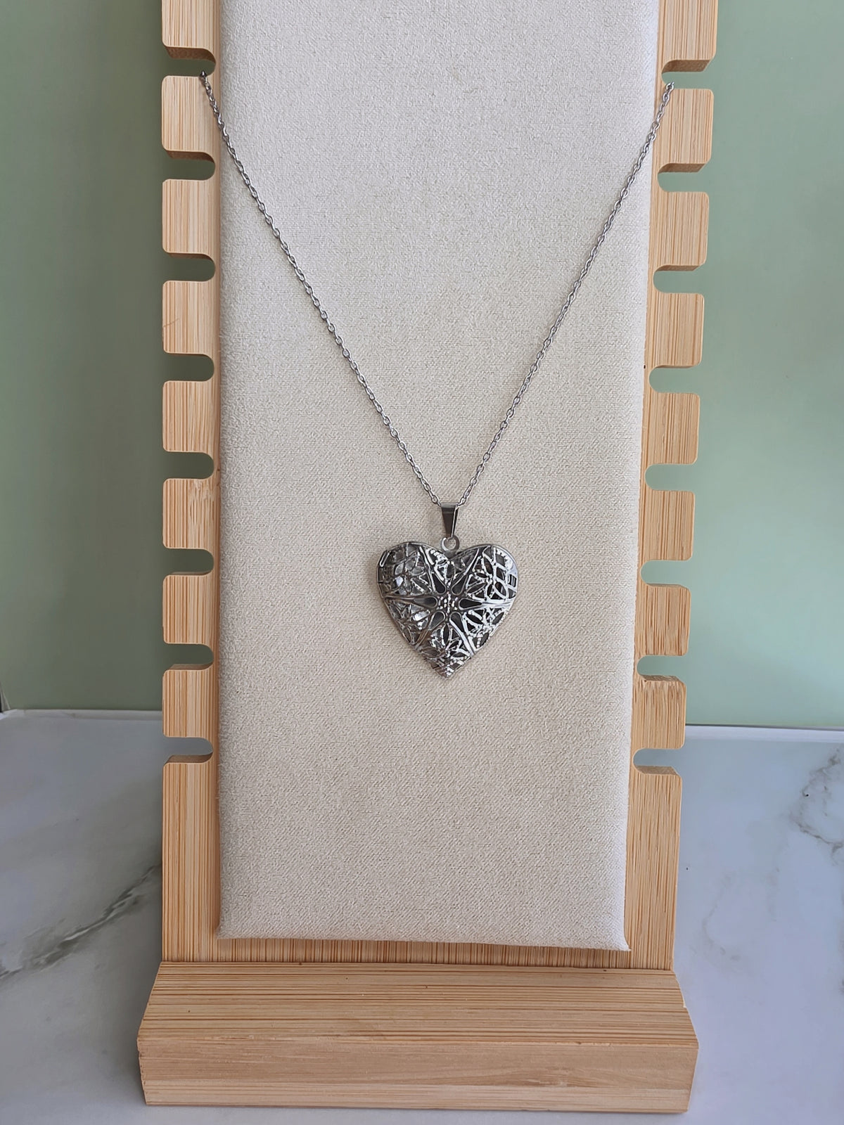 18K gold-plated heart locket necklace for women.