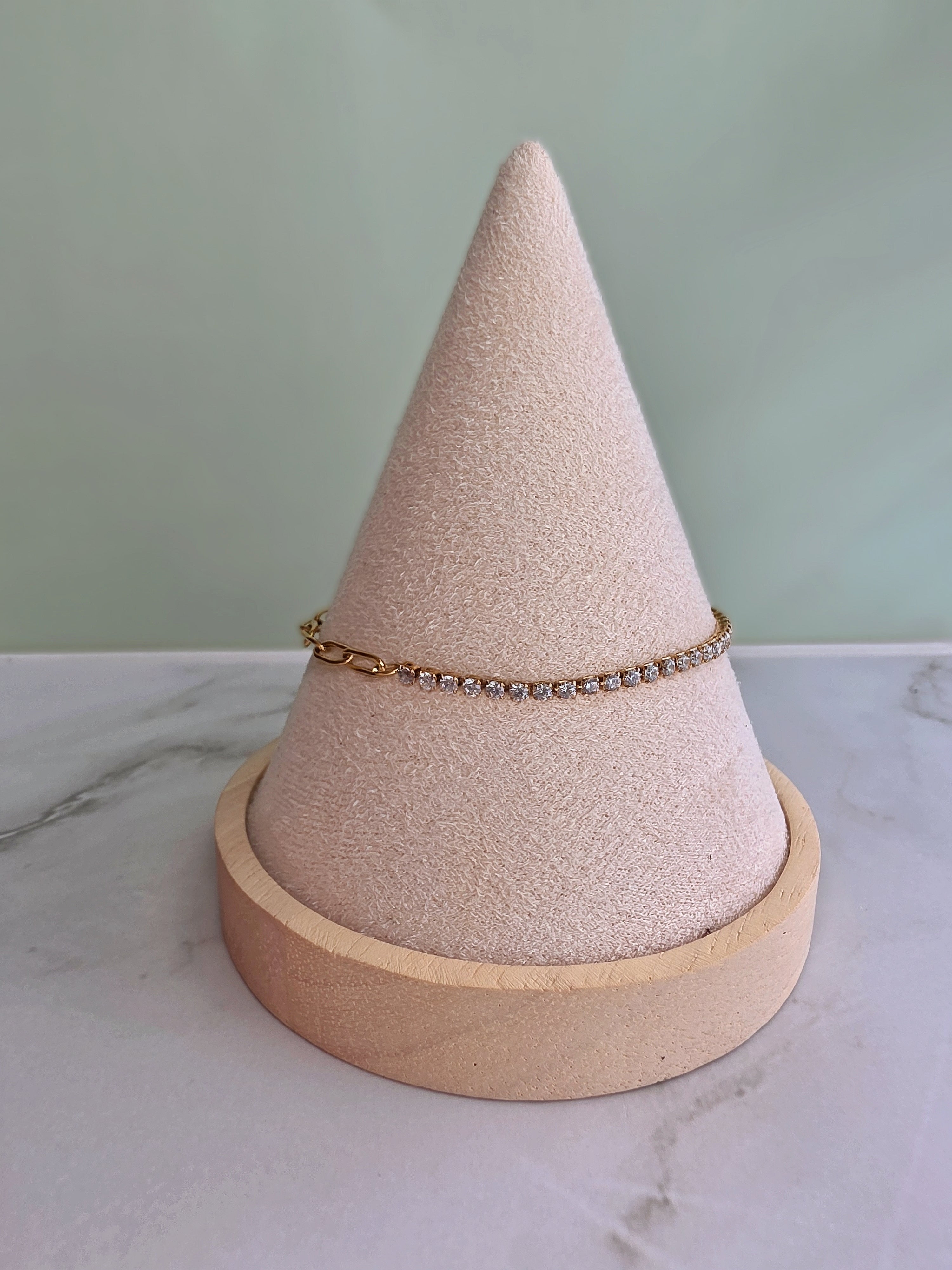Elegant paperclip chain anklet with a CZ tennis detail and polished gold finish.