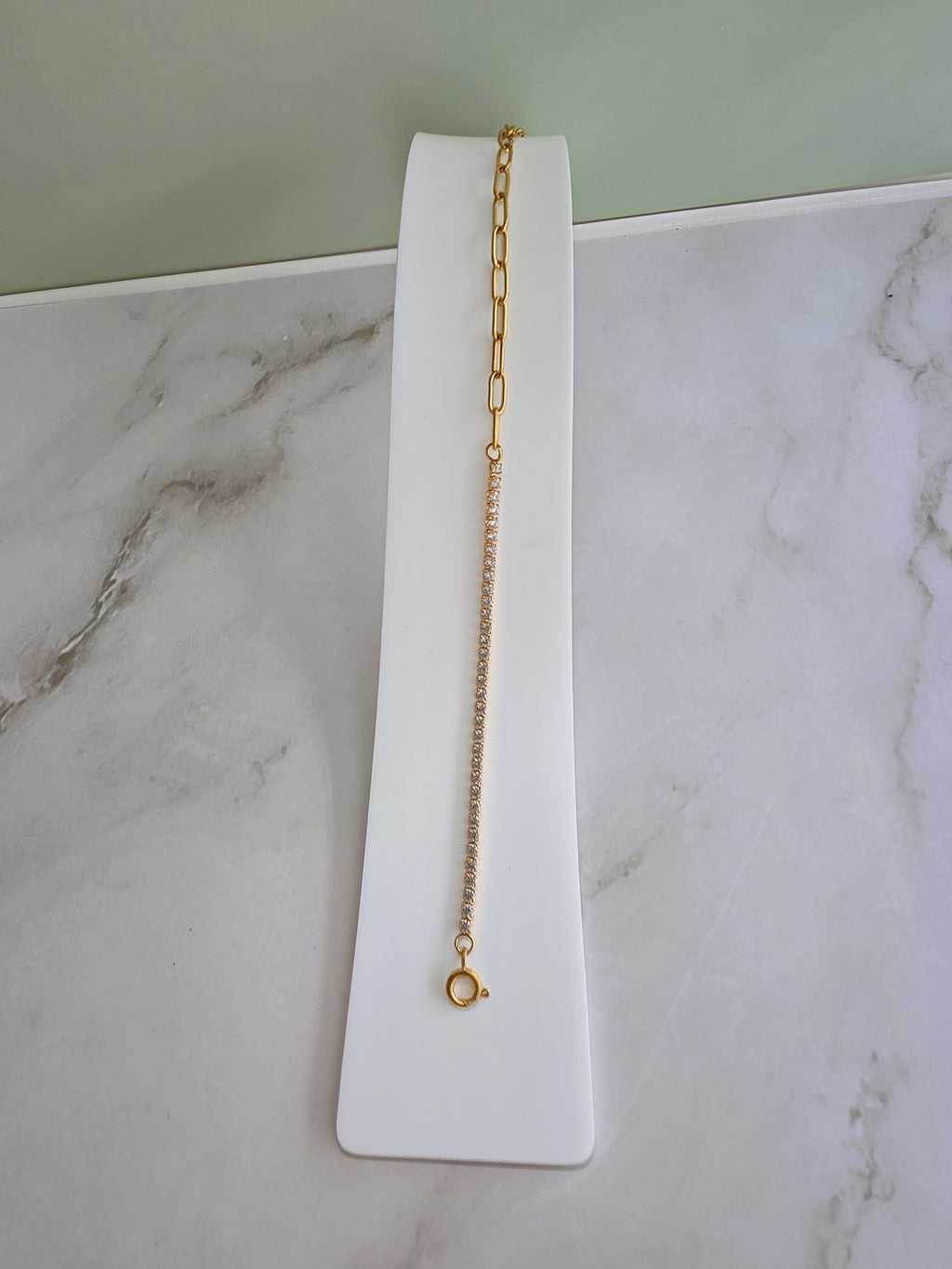 Waterproof-style 18K gold-plated ankle bracelet for everyday wear.