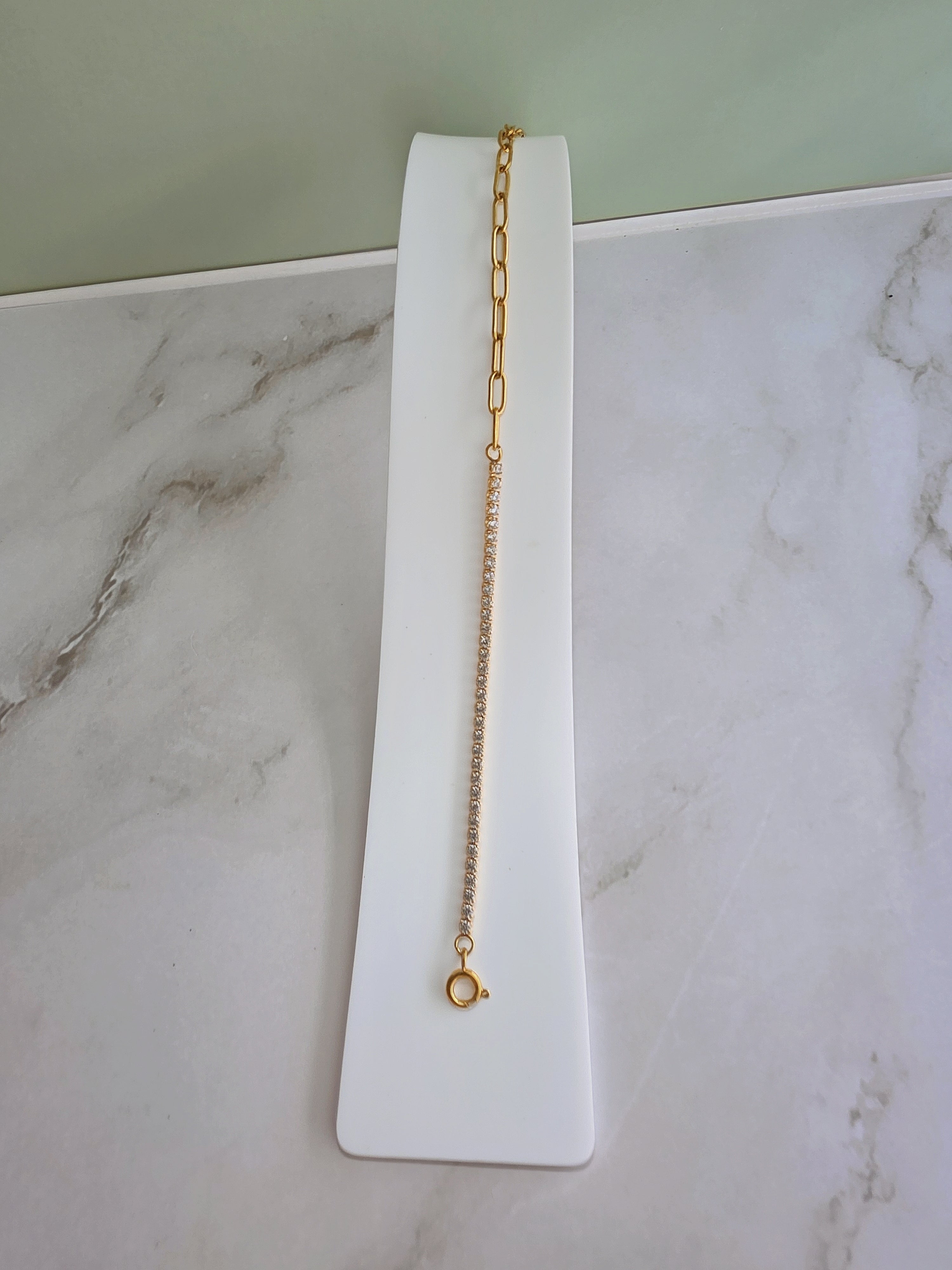 Waterproof-style 18K gold-plated ankle bracelet for everyday wear.