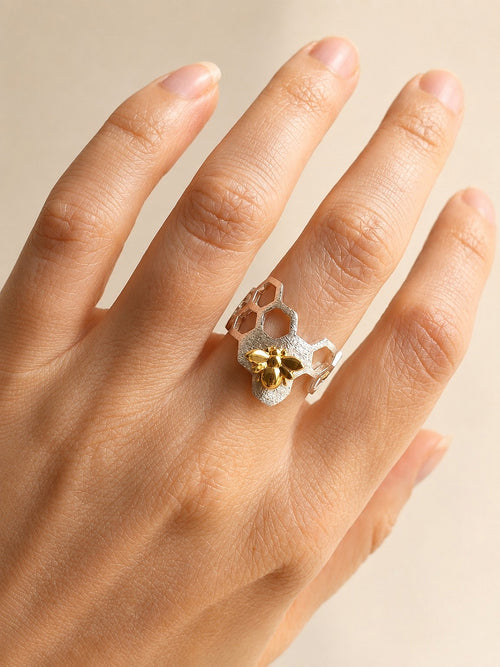 Chunky bee ring in 925 sterling silver.