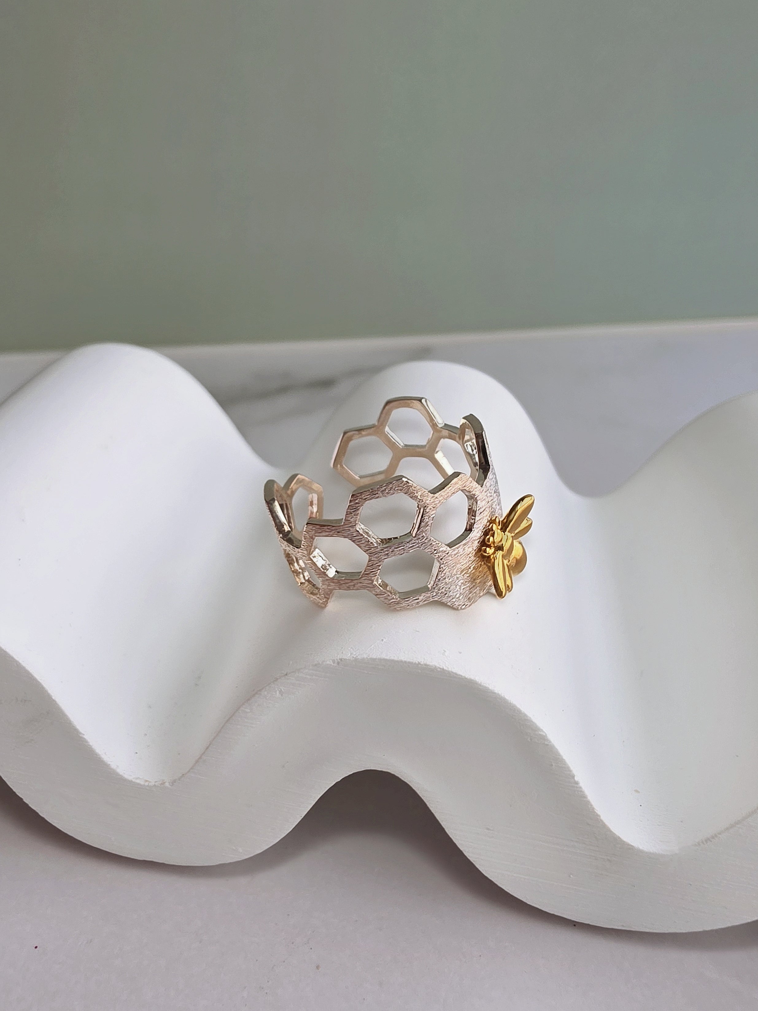 Bee lover gift ring in sterling silver.