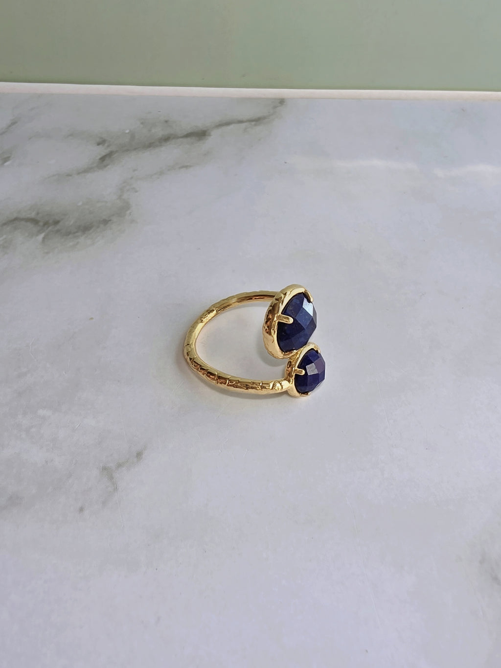 18K gold-plated lapis lazuli ring.