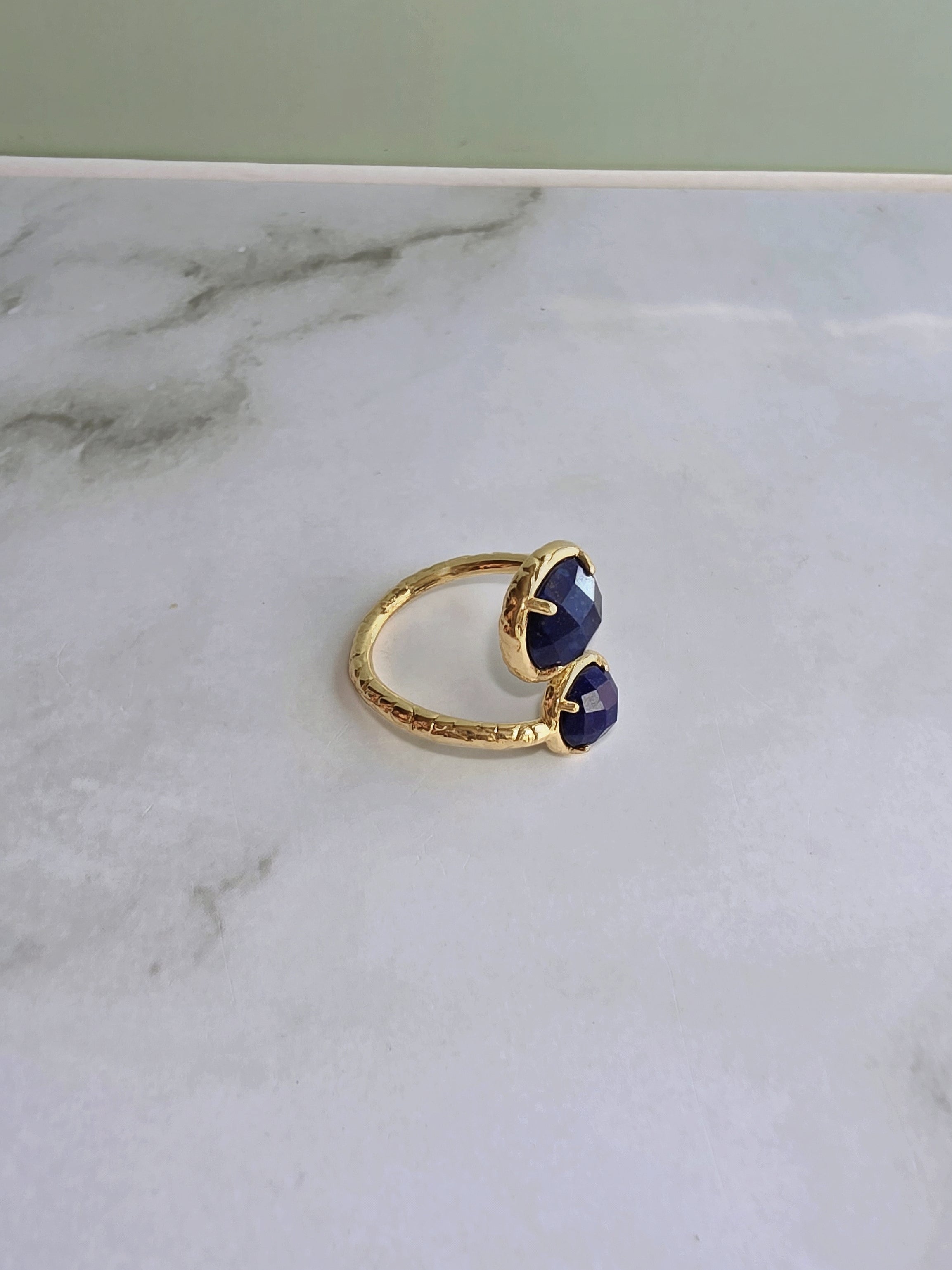 18K gold-plated lapis lazuli ring.