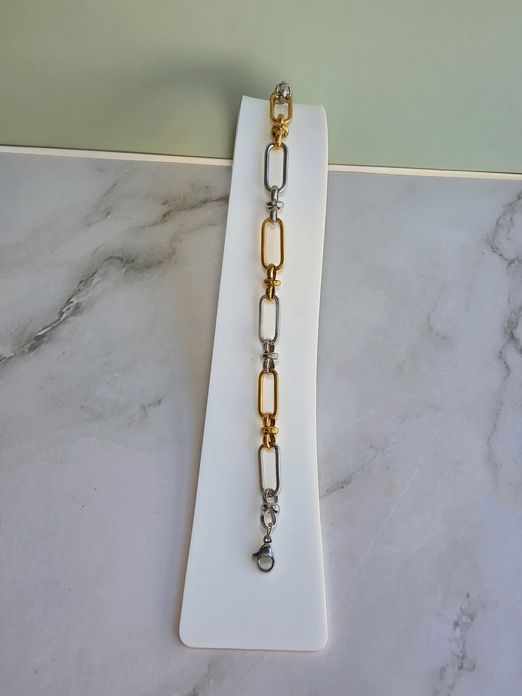 Modern chunky paperclip bracelet for women.