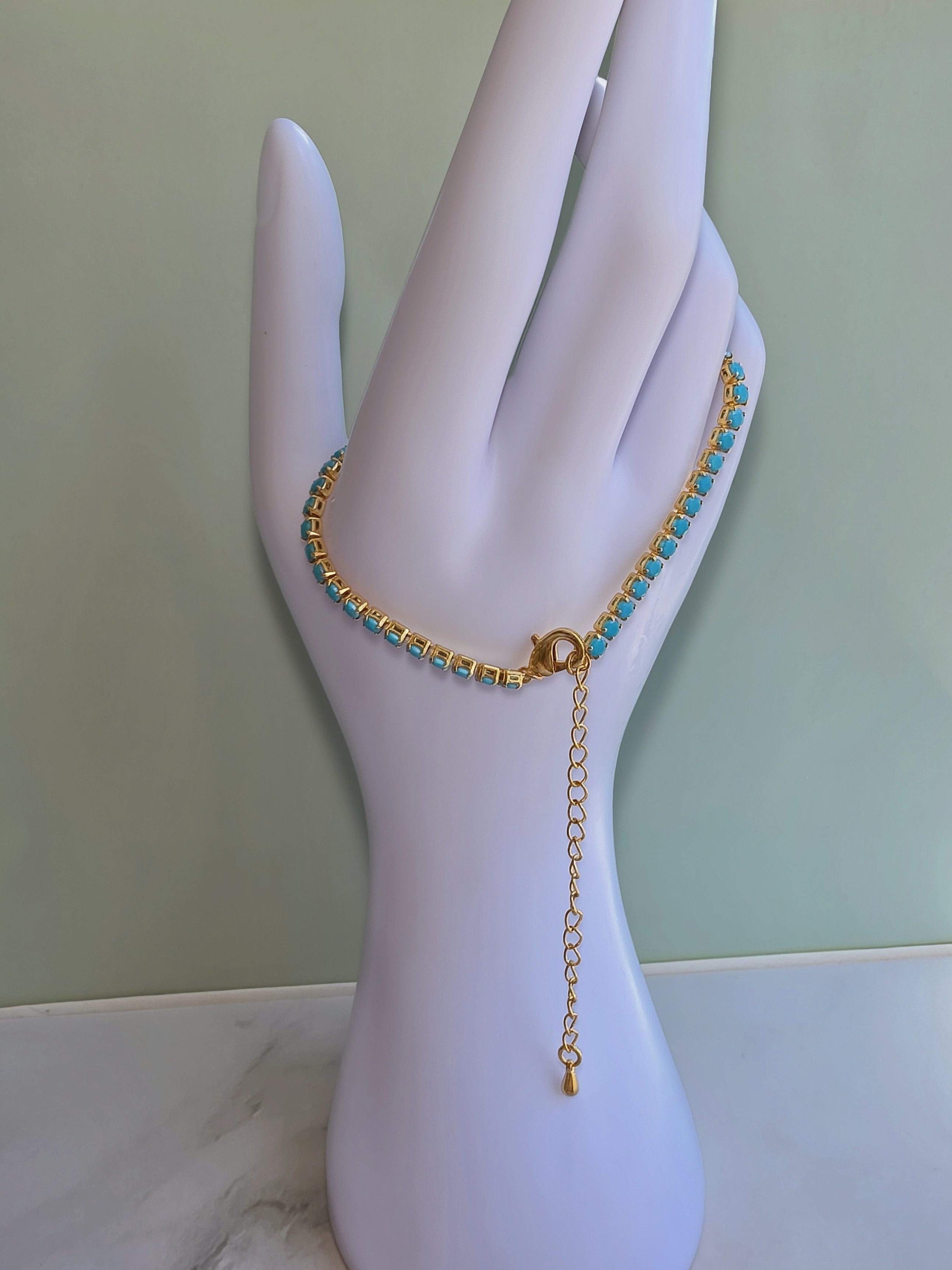 Minimalist turquoise choker necklace for women.