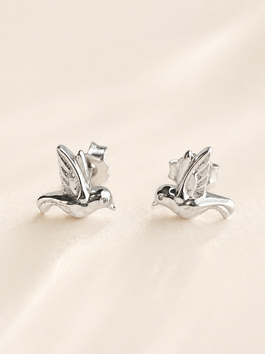 18K gold-plated hummingbird earrings inspired by nature.
