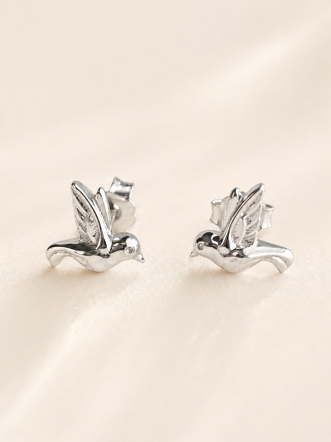 18K gold-plated hummingbird earrings inspired by nature.
