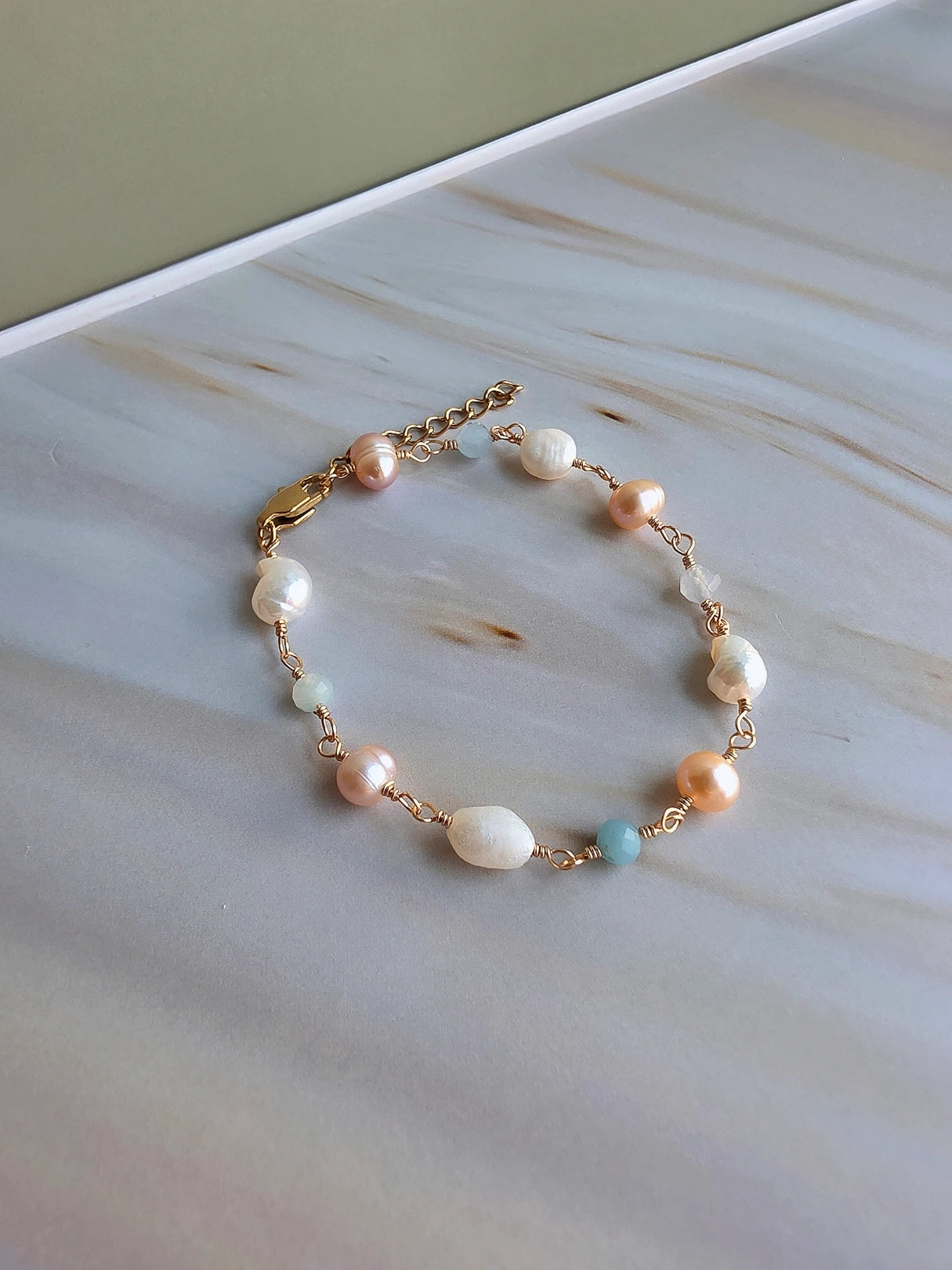 Delicate pearl and aquamarine bracelet for women with a timeless design.