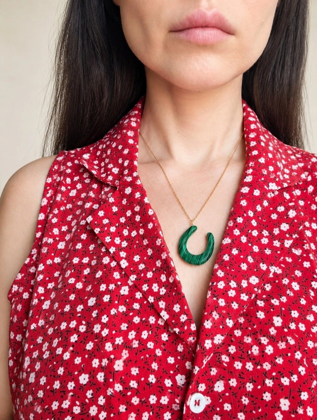 Green malachite horseshoe pendant necklace for everyday wear.