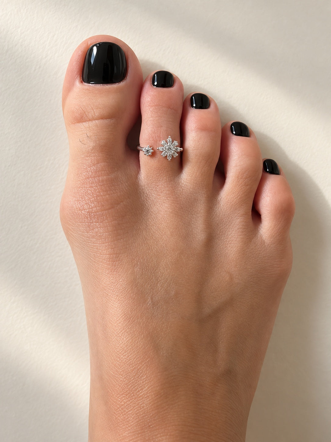 Flower toe ring with cubic zirconia silver plated finish