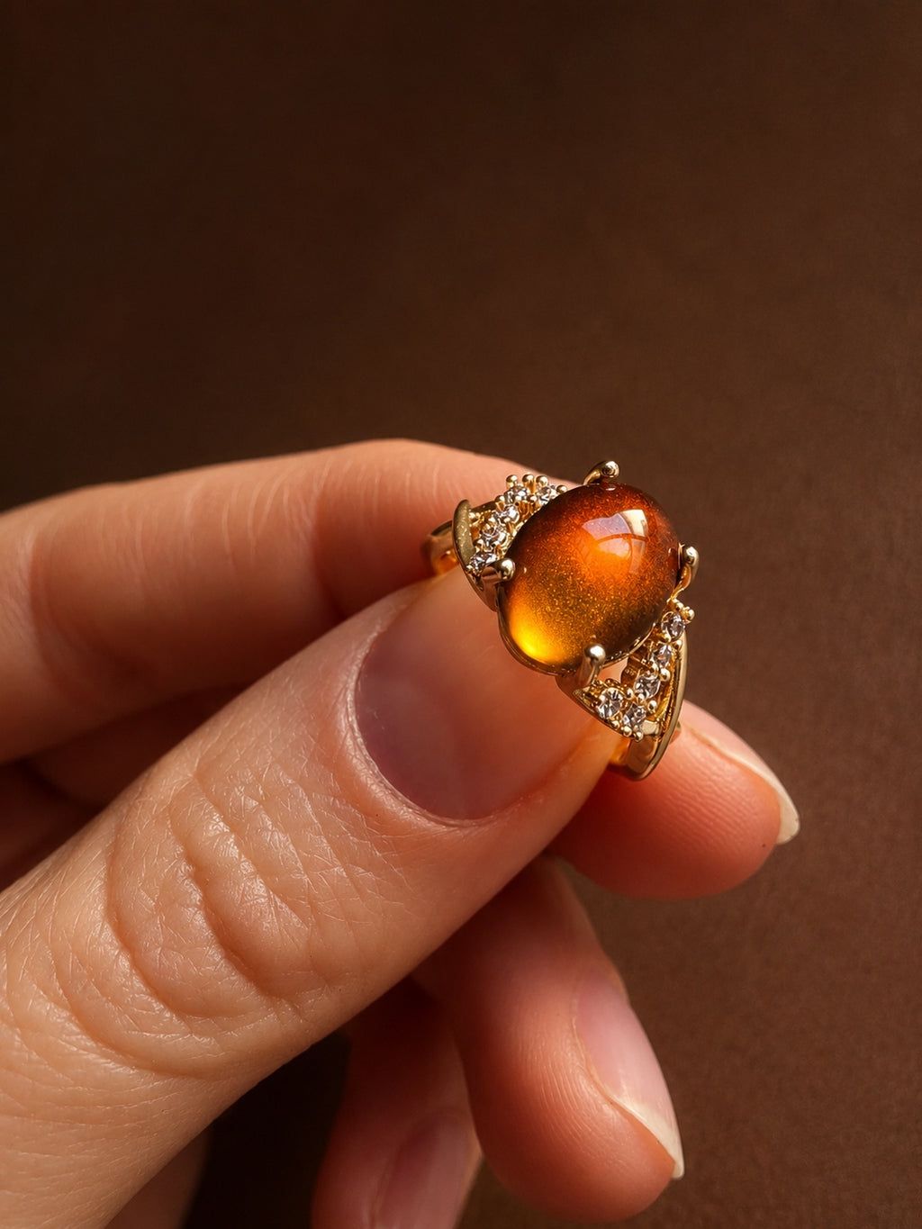 Bold chunky mood ring with a polished gold finish and thermochromic stone.