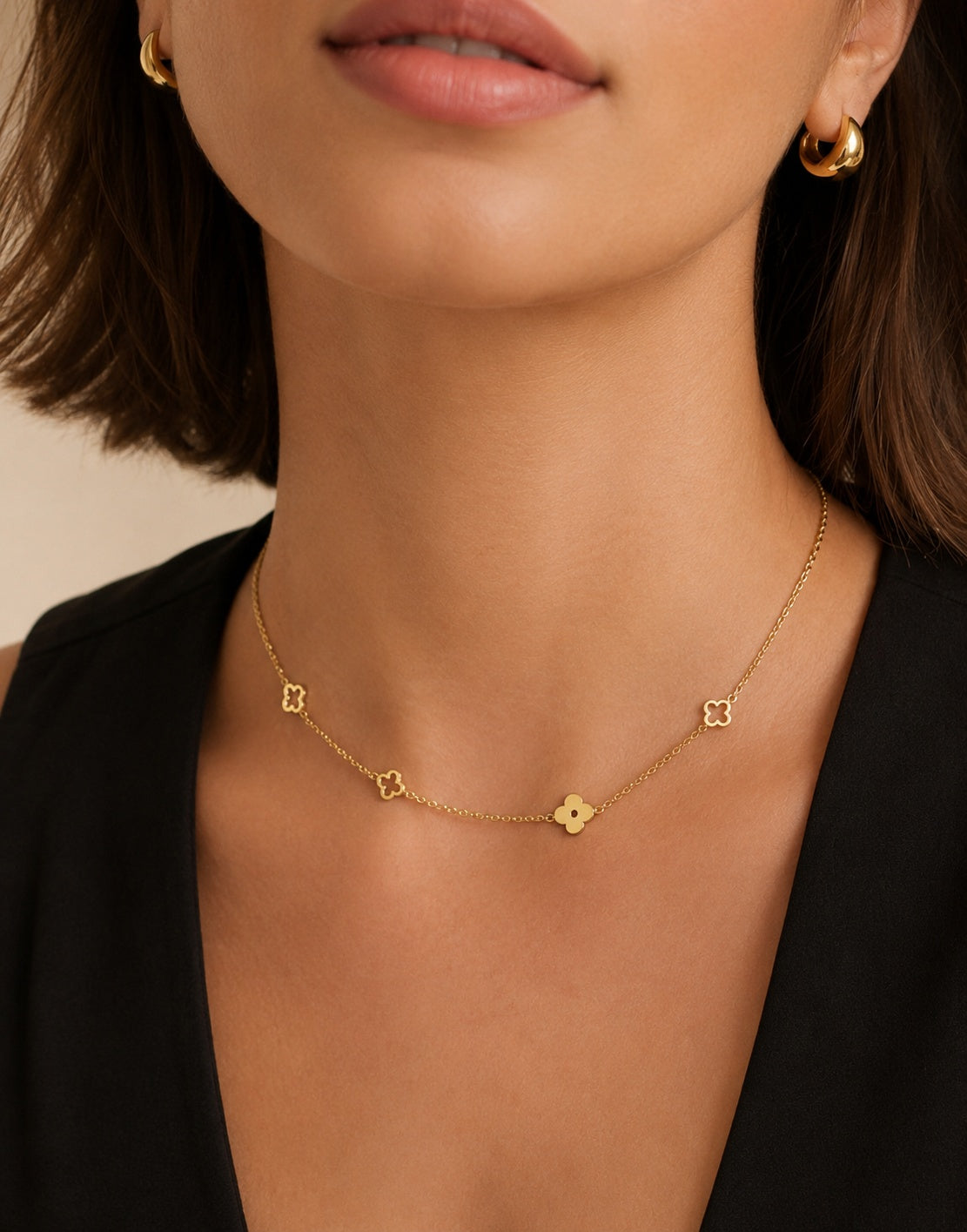 Elegant clover pendant choker for women with a minimalist design.