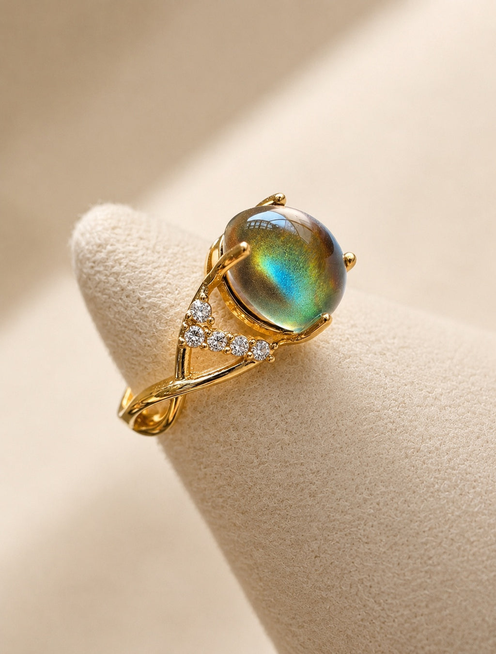 Chunky mood ring with a color-changing stone and 14K gold-plated adjustable band.