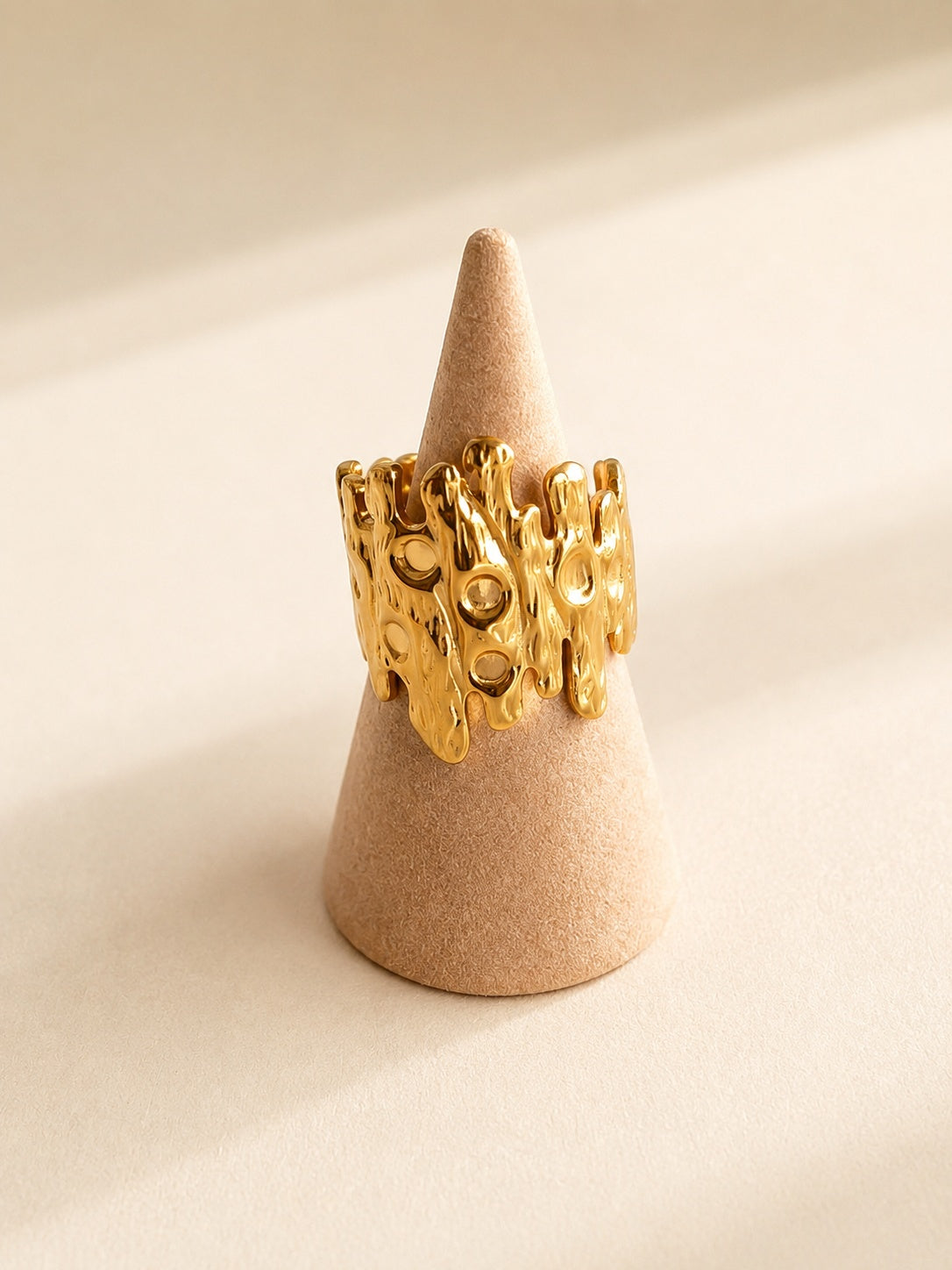 Non-tarnish molten ring with an adjustable open band for a comfortable fit.