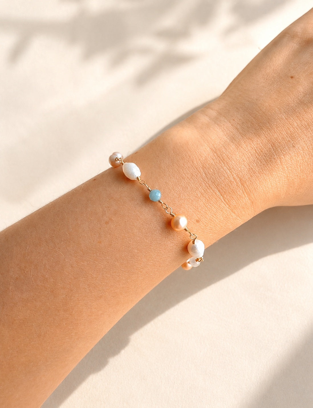 Elegant freshwater pearl bracelet featuring natural aquamarine gemstones.